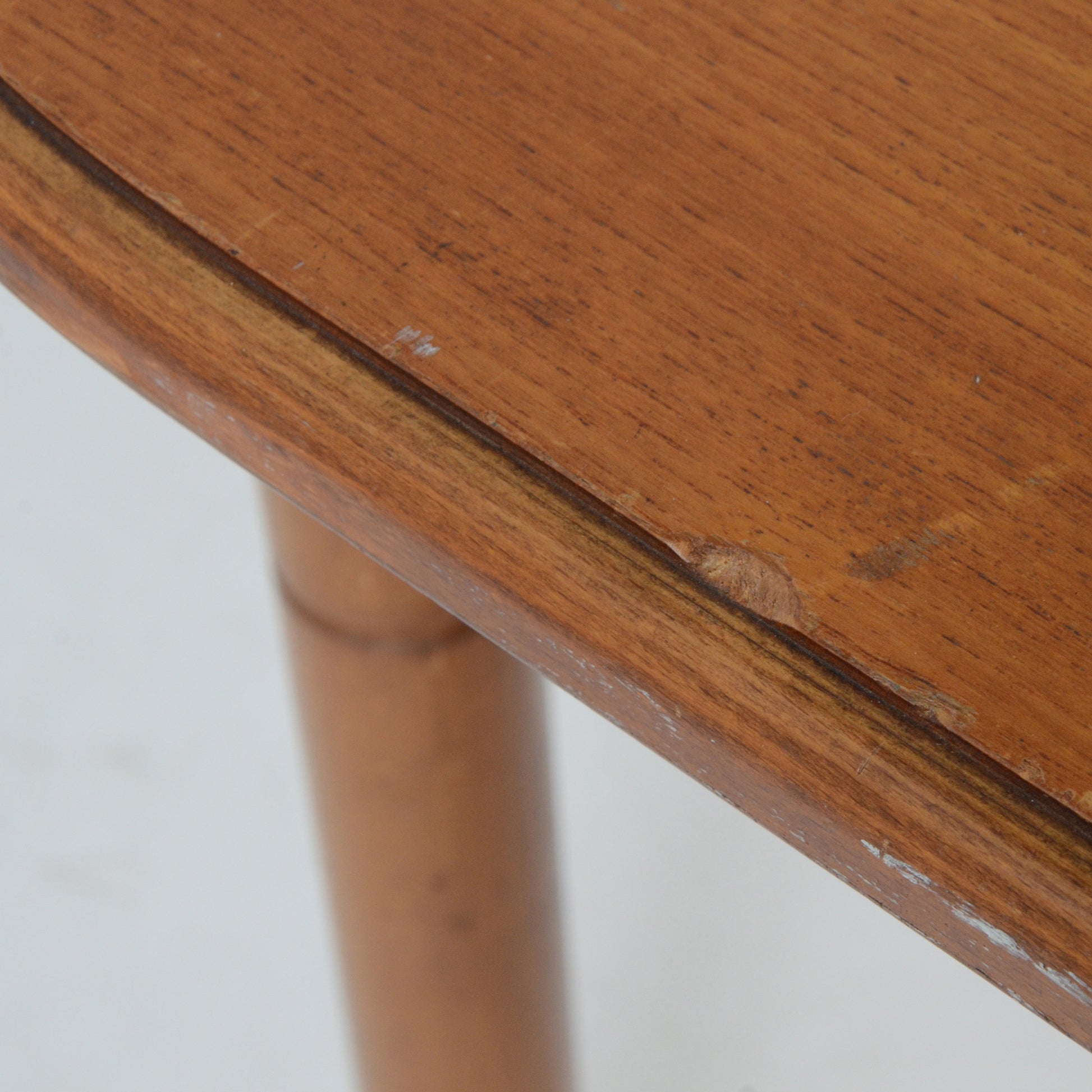 天板縁：小傷や凹みがございます