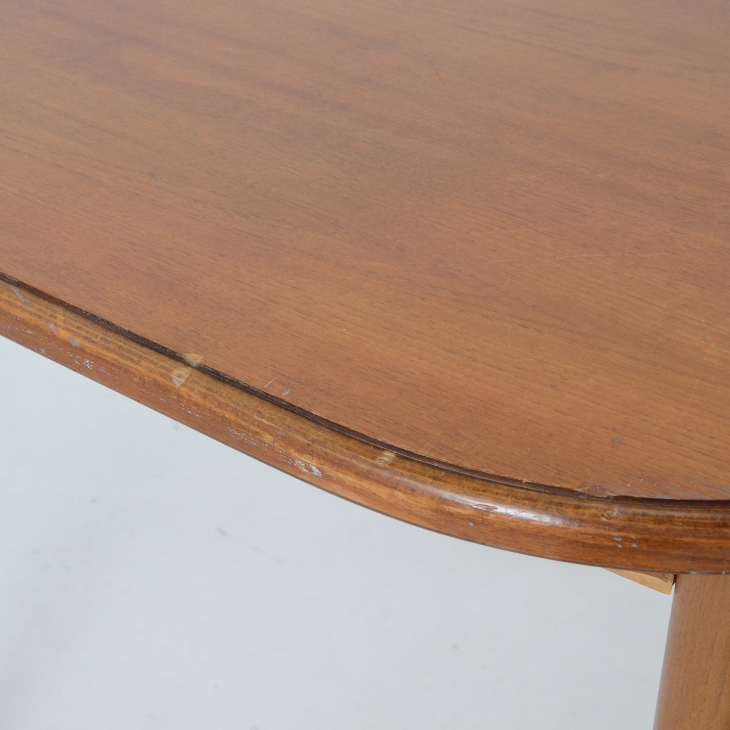 天板縁：欠けや凹みがございます