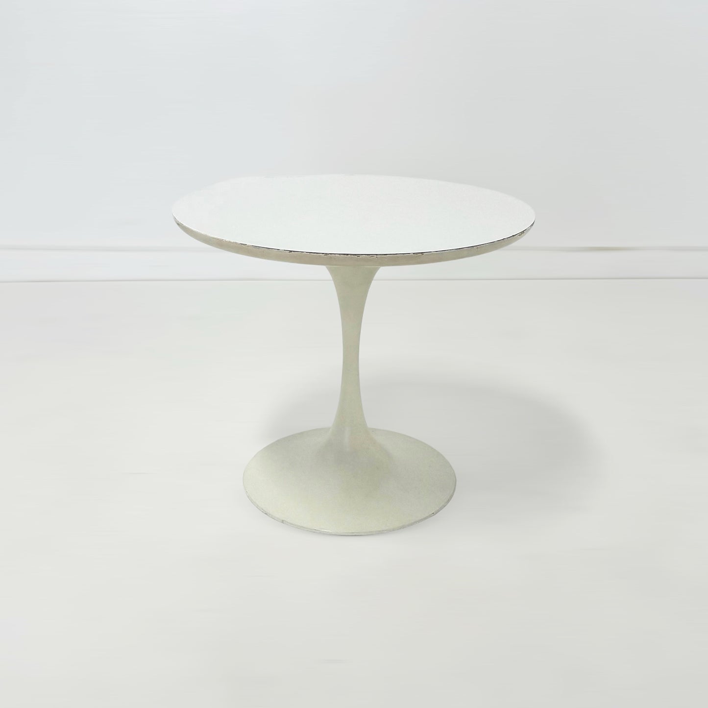 Arkana チューリップコーヒーテーブル