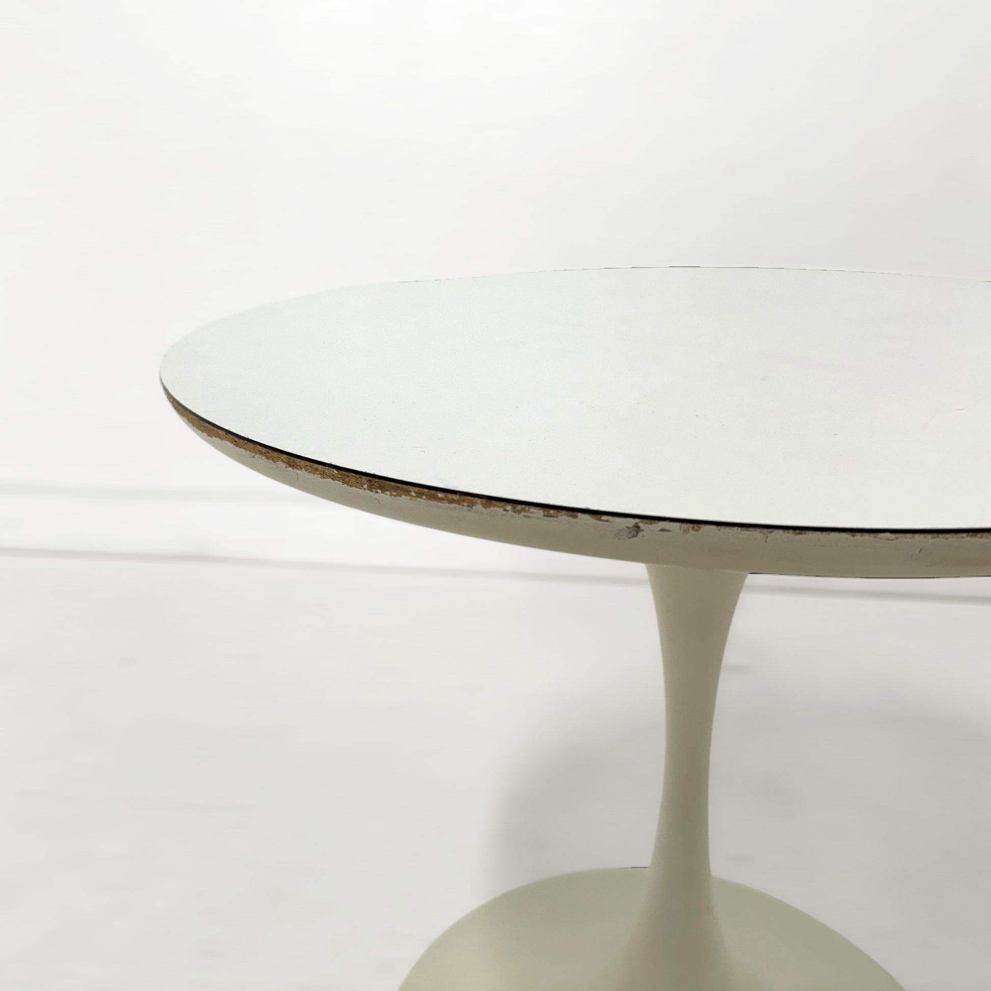 天板縁：塗装剥がれ箇所がございます