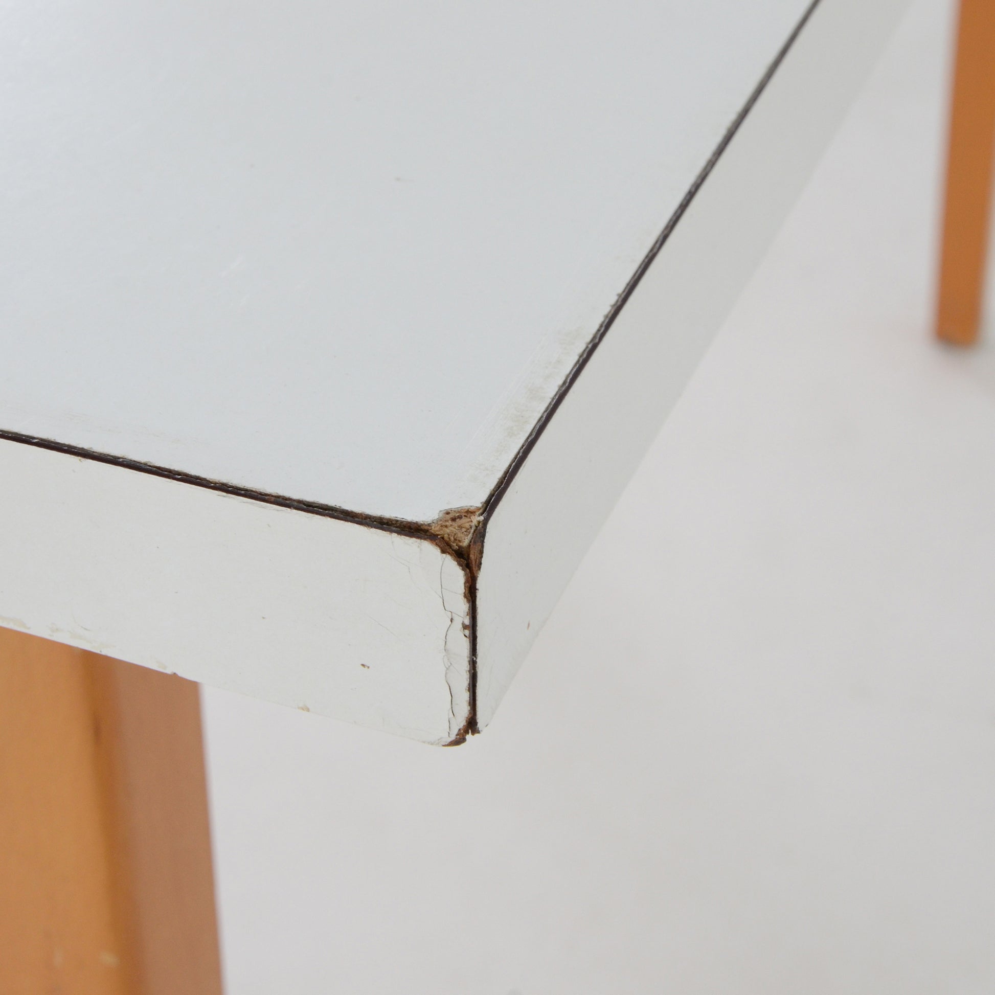 天板角：凹みか箇所がございます