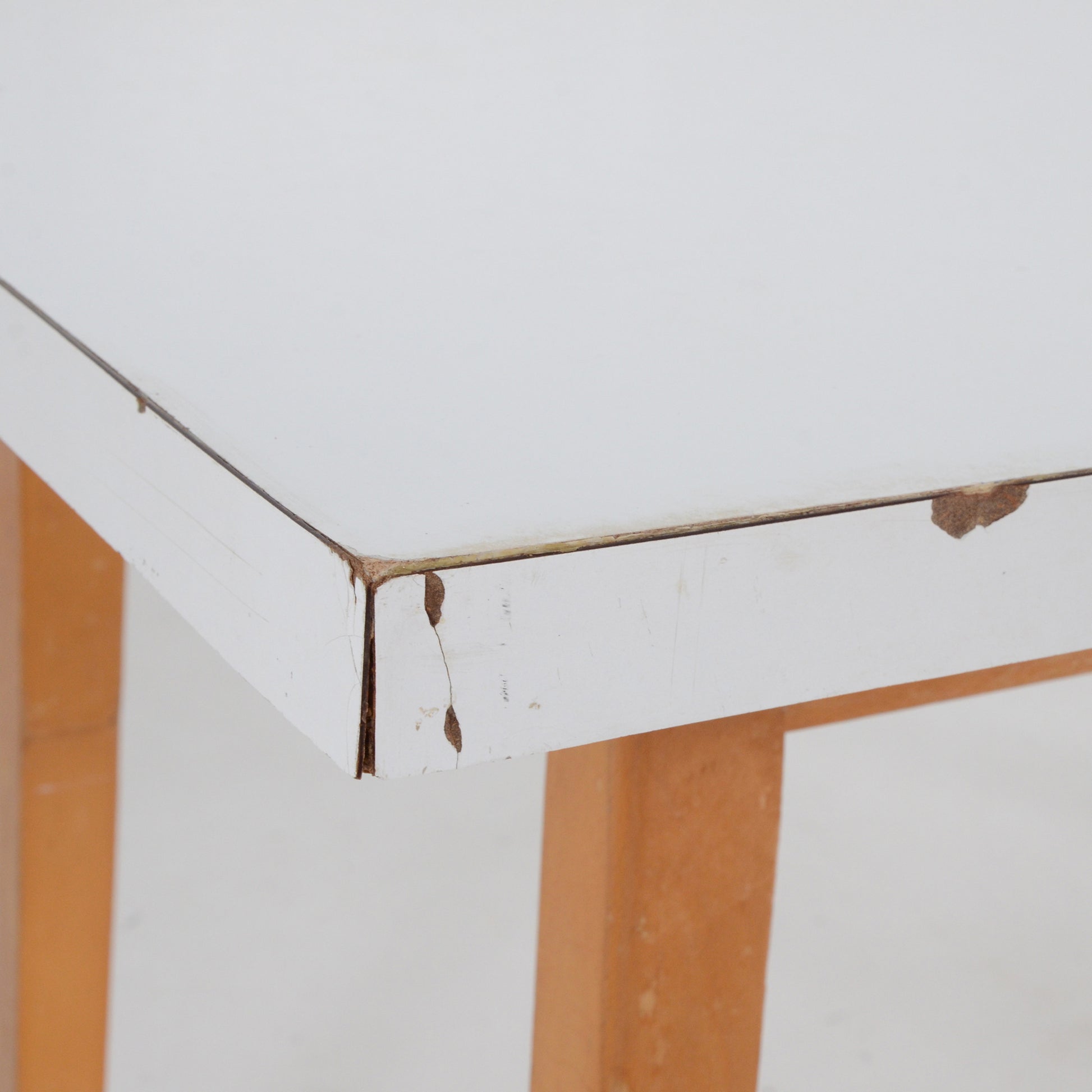 天板縁：デコラ剥がれ箇所がございます