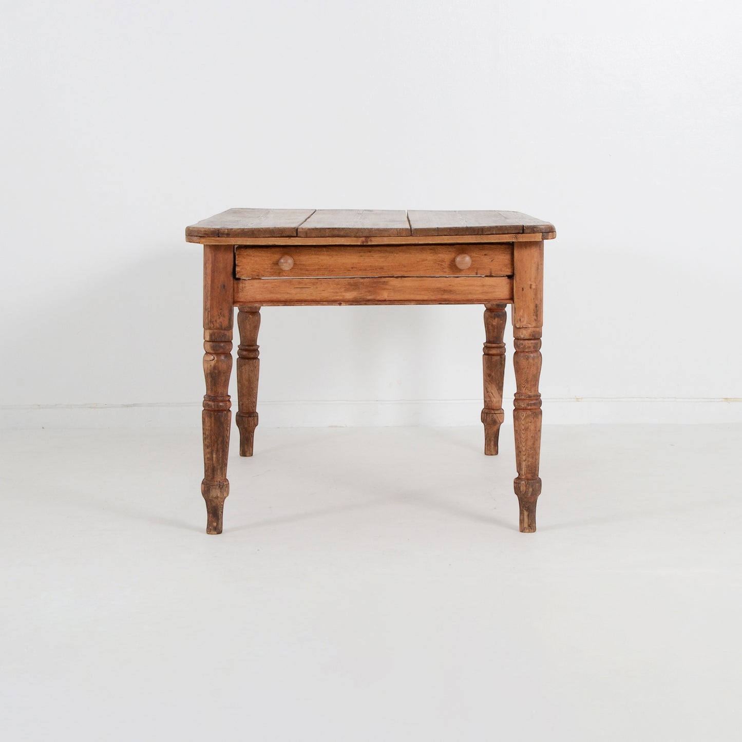 ターンドレッグテーブル