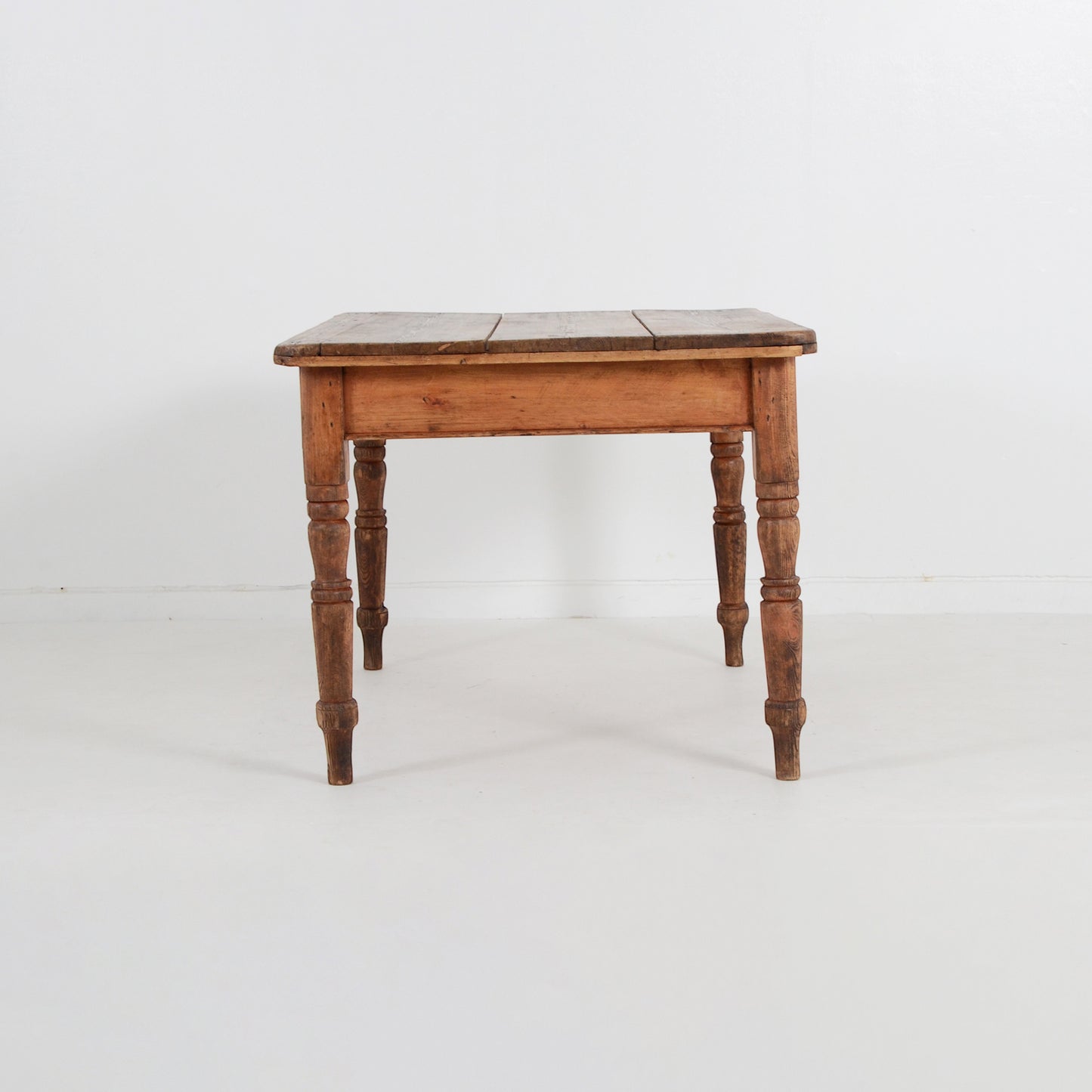 ターンドレッグテーブル