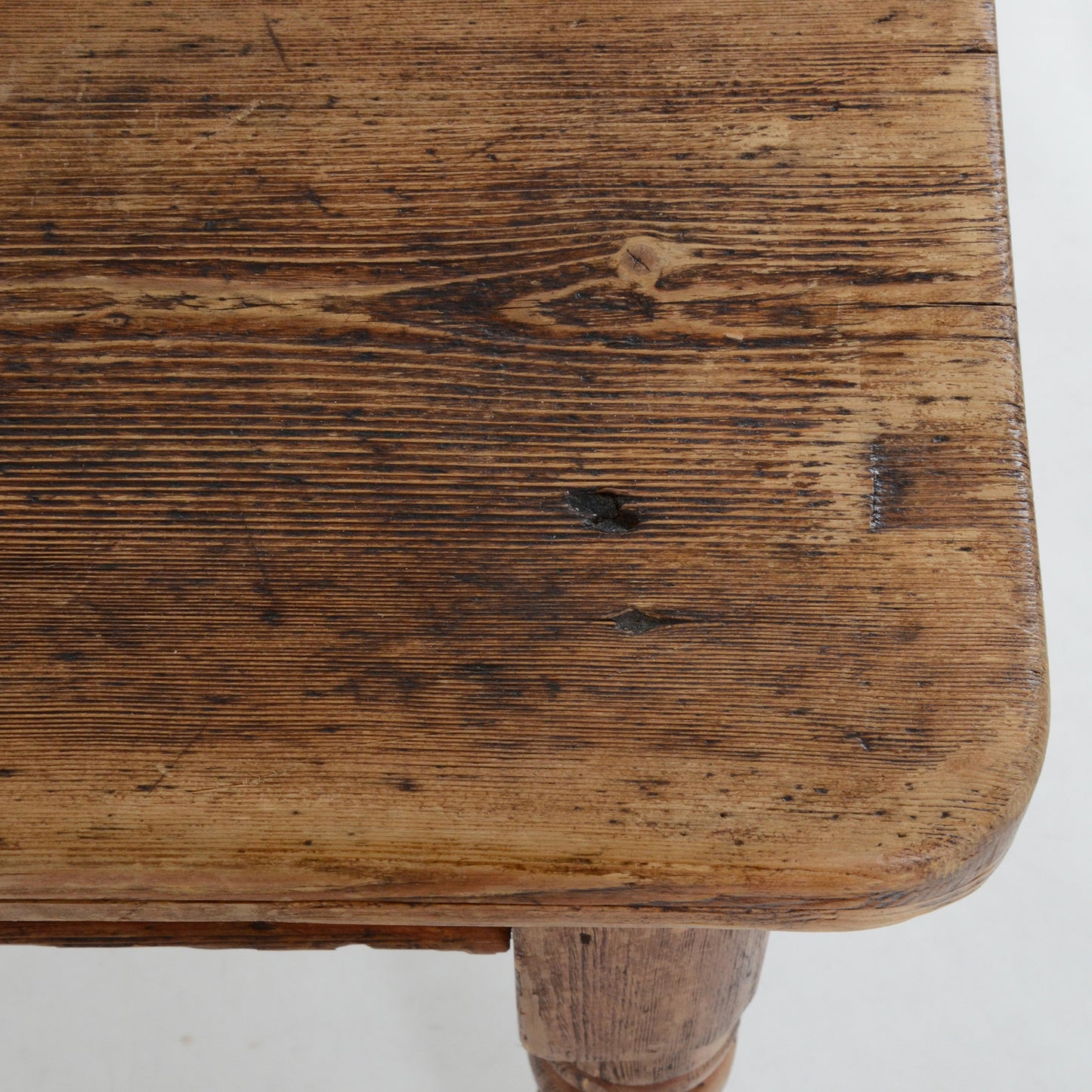 ターンドレッグテーブル