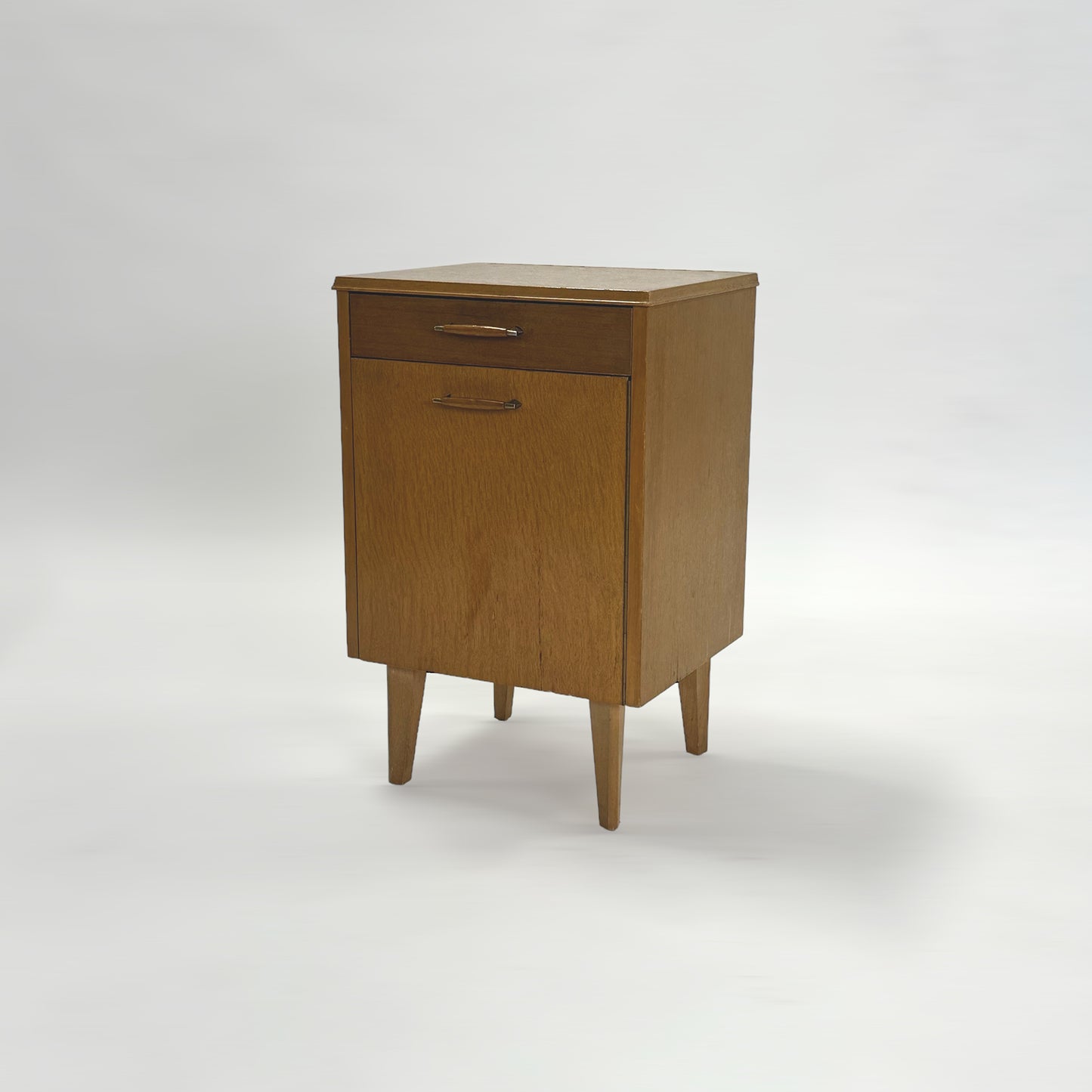 ベッドサイドチェスト