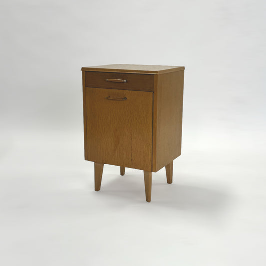 ベッドサイドチェスト