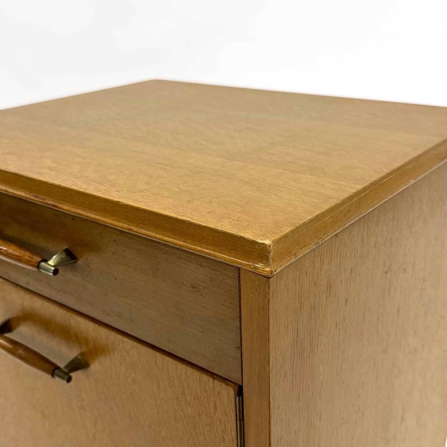 ベッドサイドチェスト