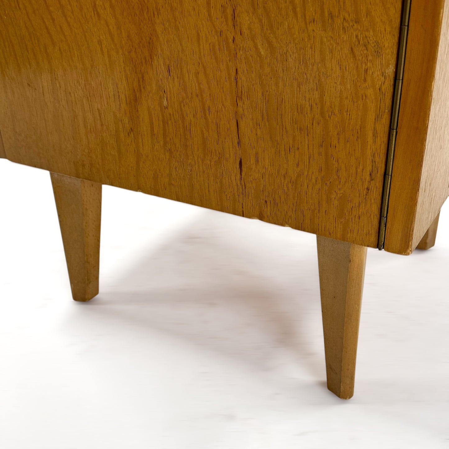 ベッドサイドチェスト