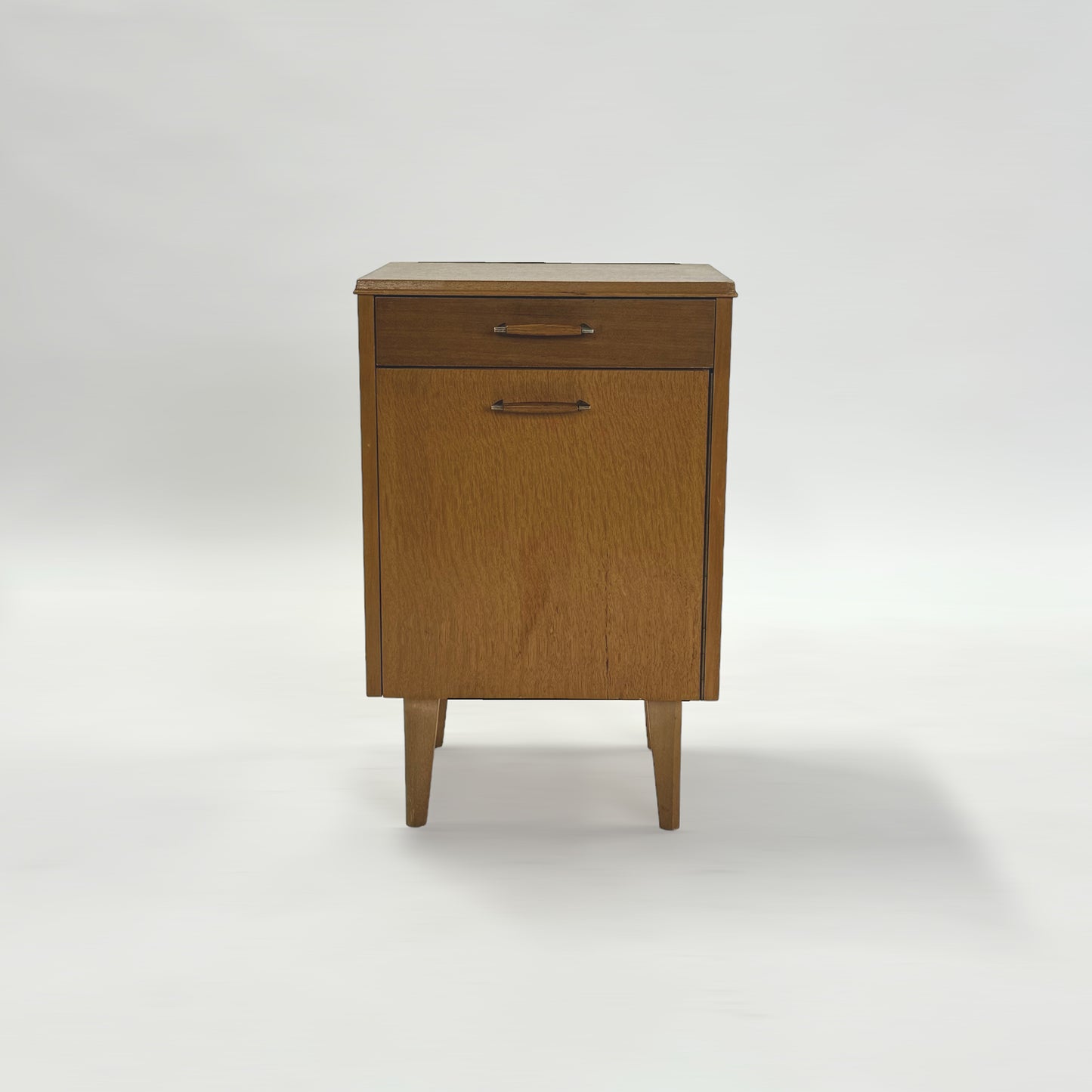 ベッドサイドチェスト