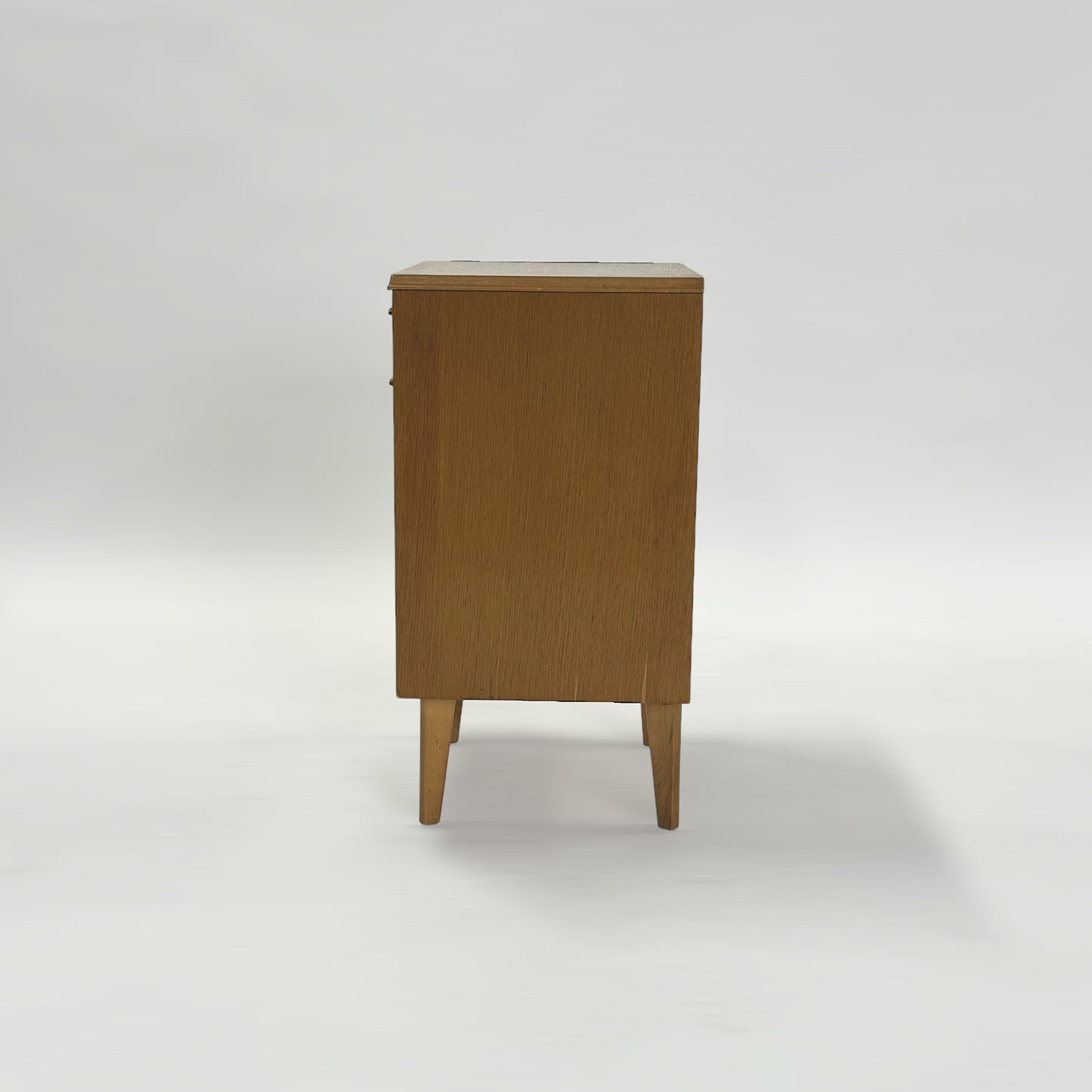 ベッドサイドチェスト