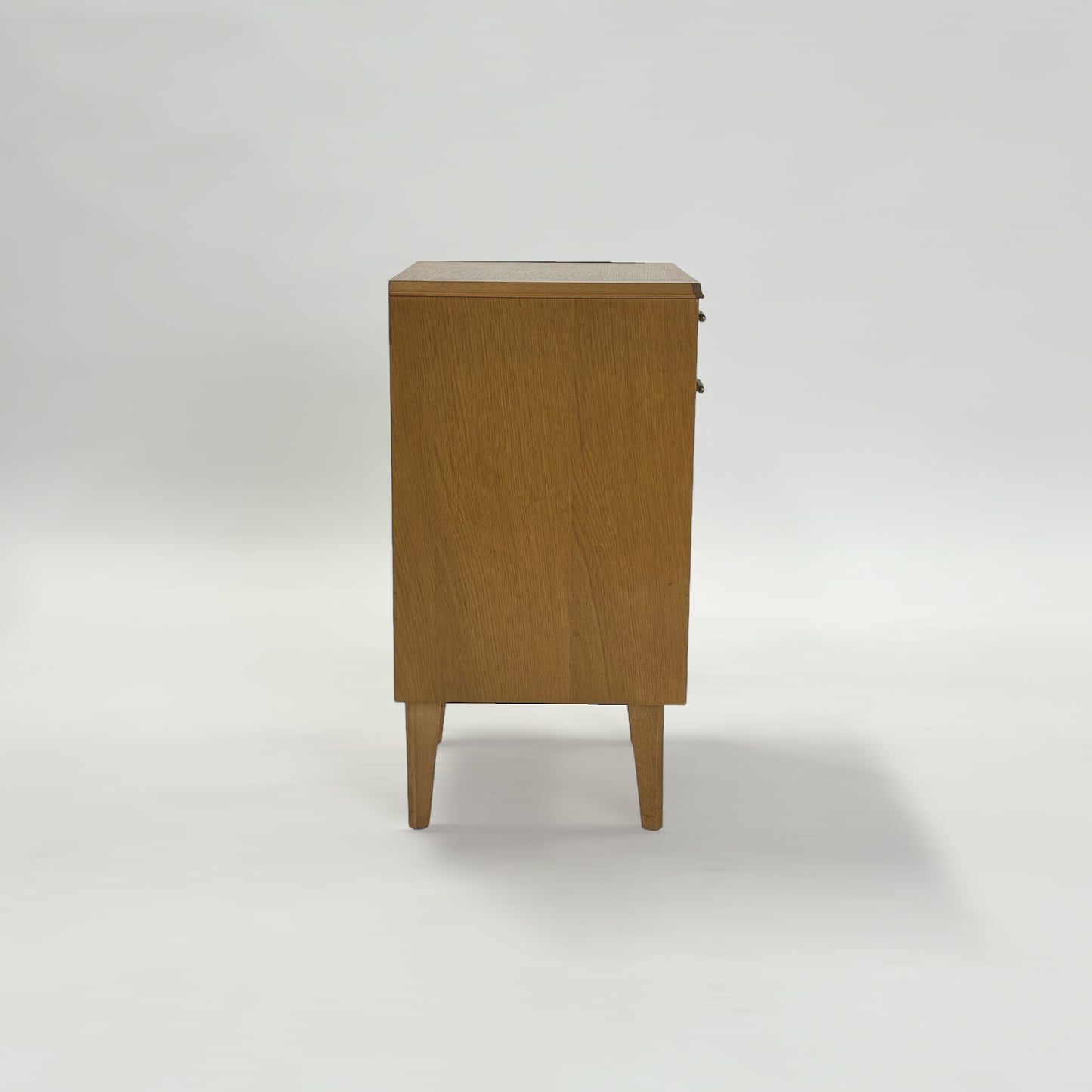 ベッドサイドチェスト