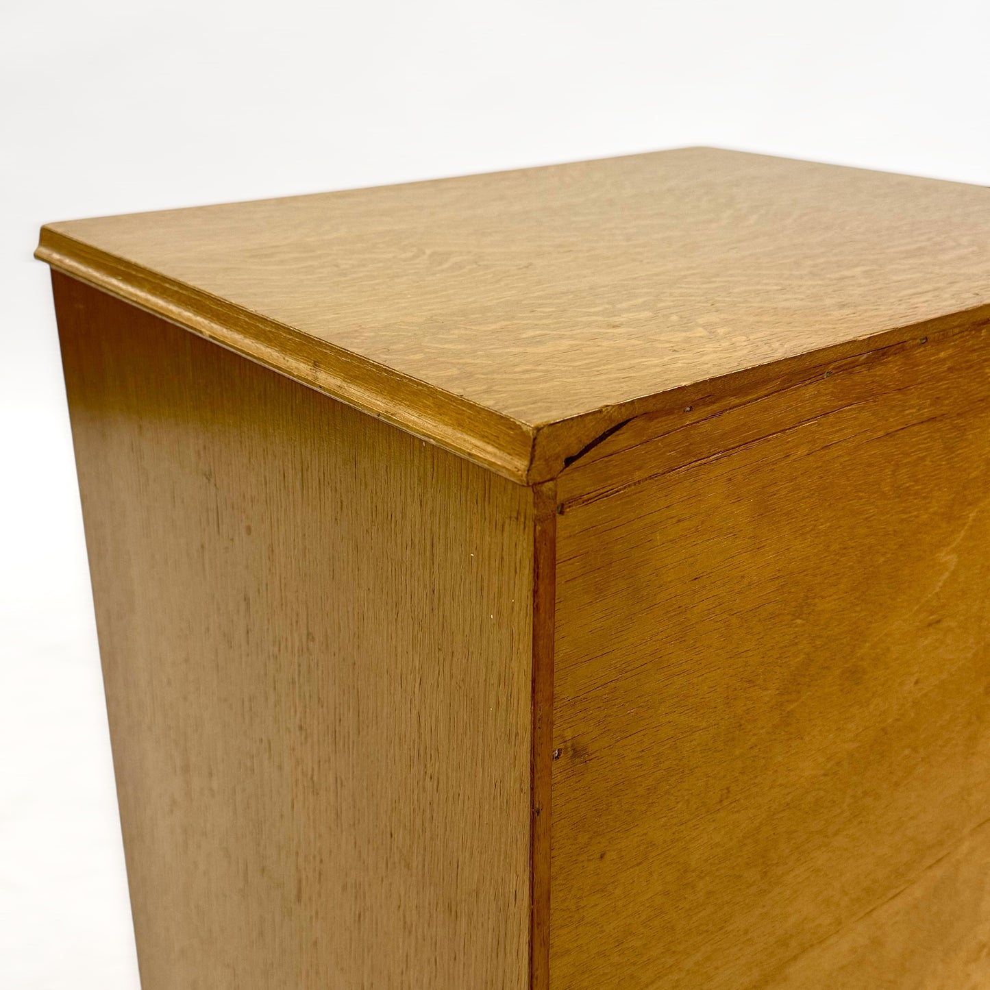 ベッドサイドチェスト