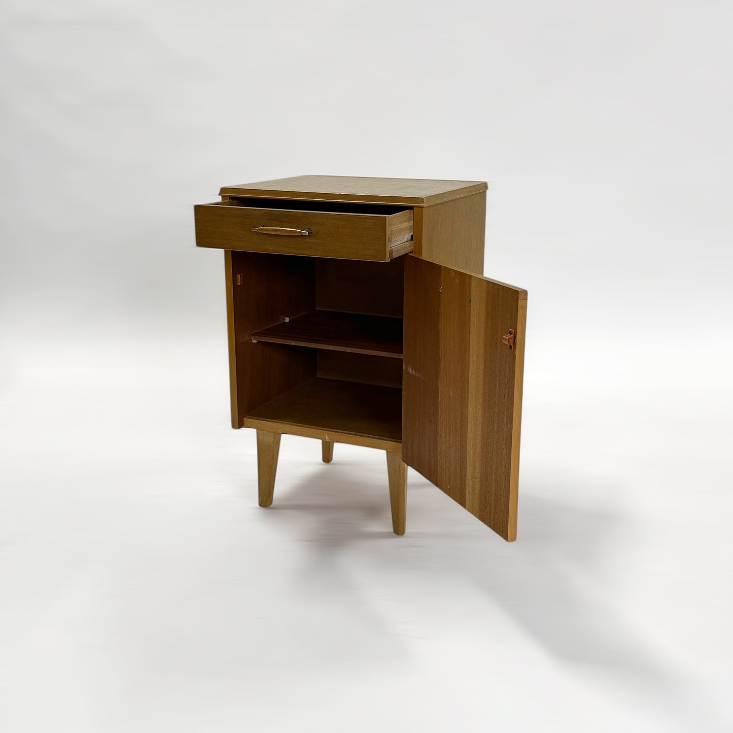 ベッドサイドチェスト