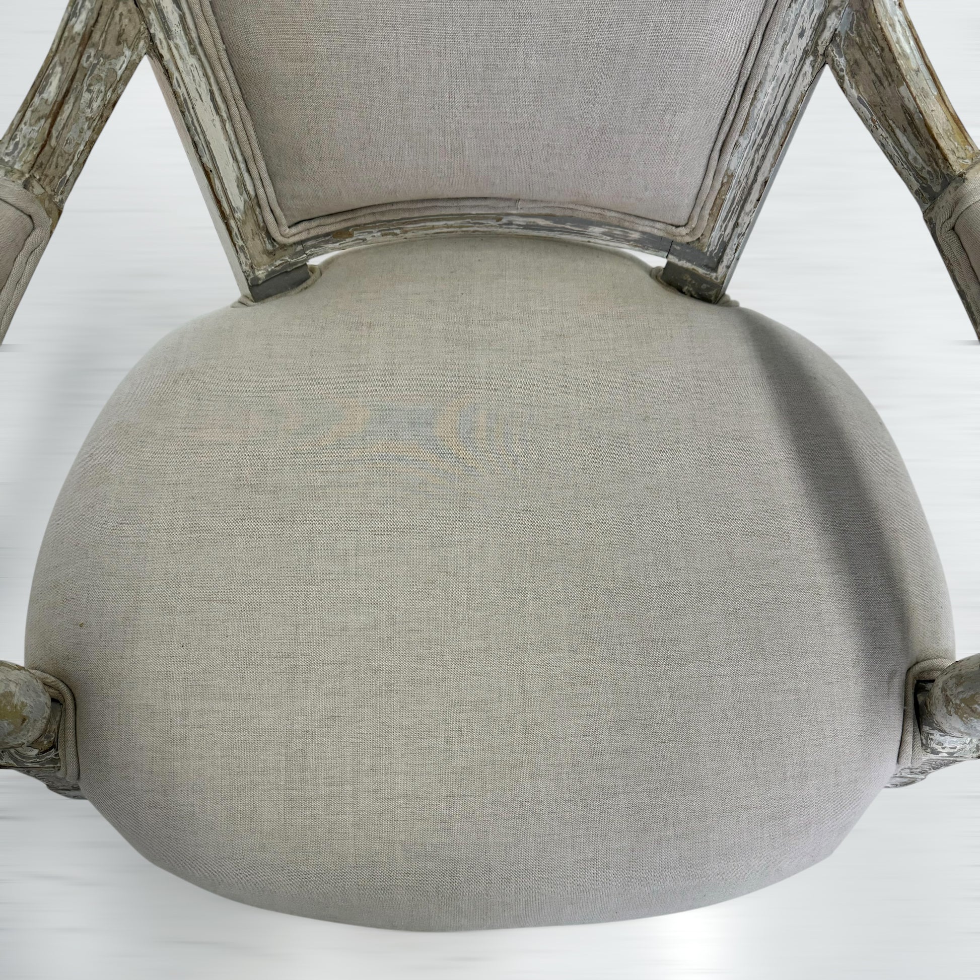 二脚のうち、もう一脚の座面