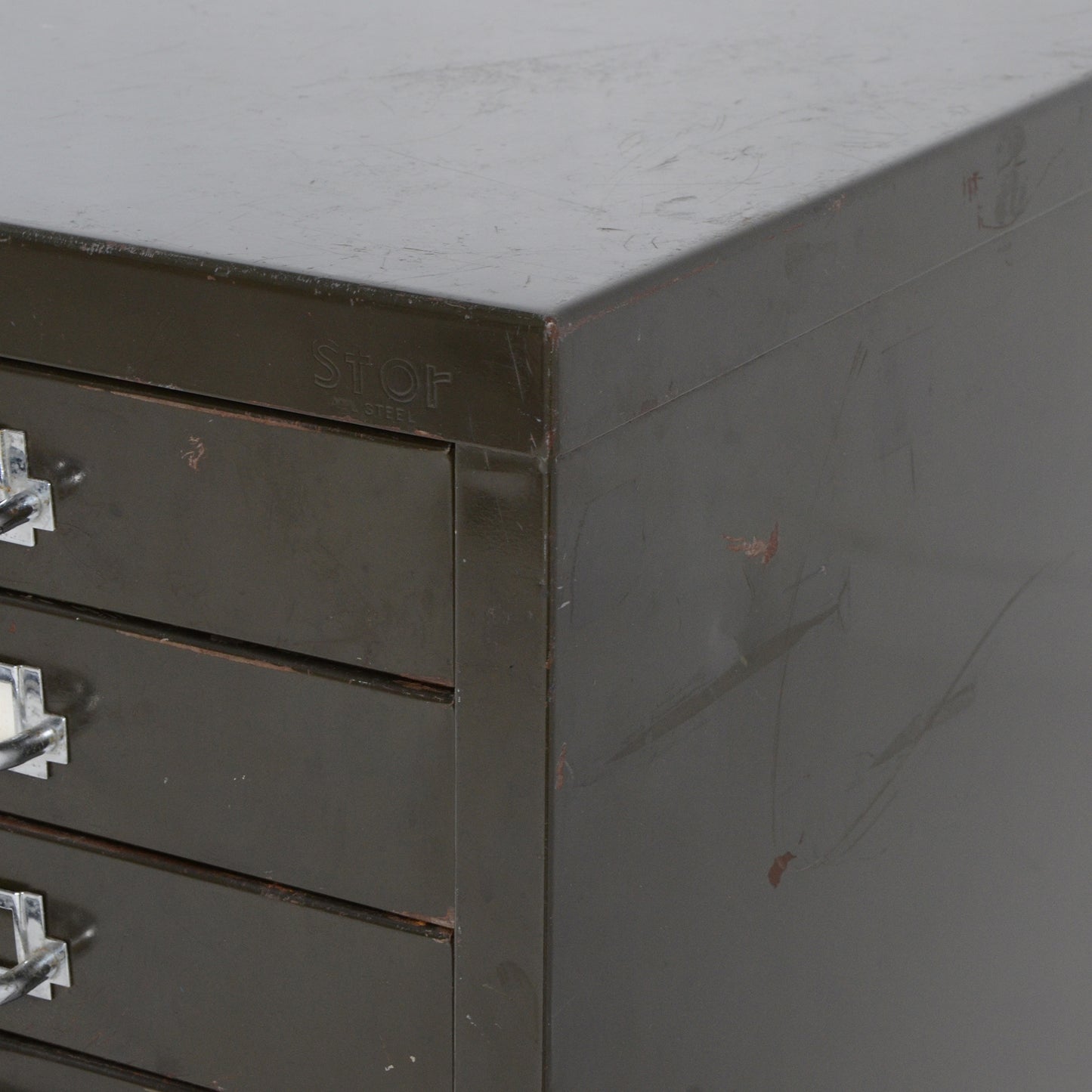 メタルキャビネット