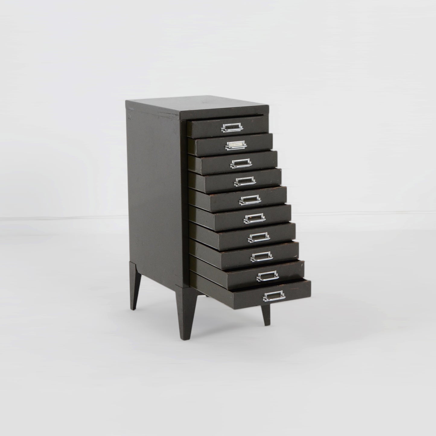 メタルキャビネット