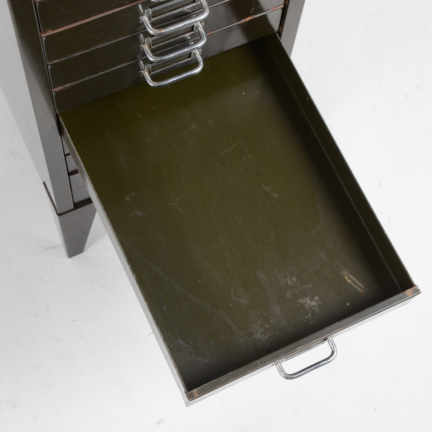 メタルキャビネット