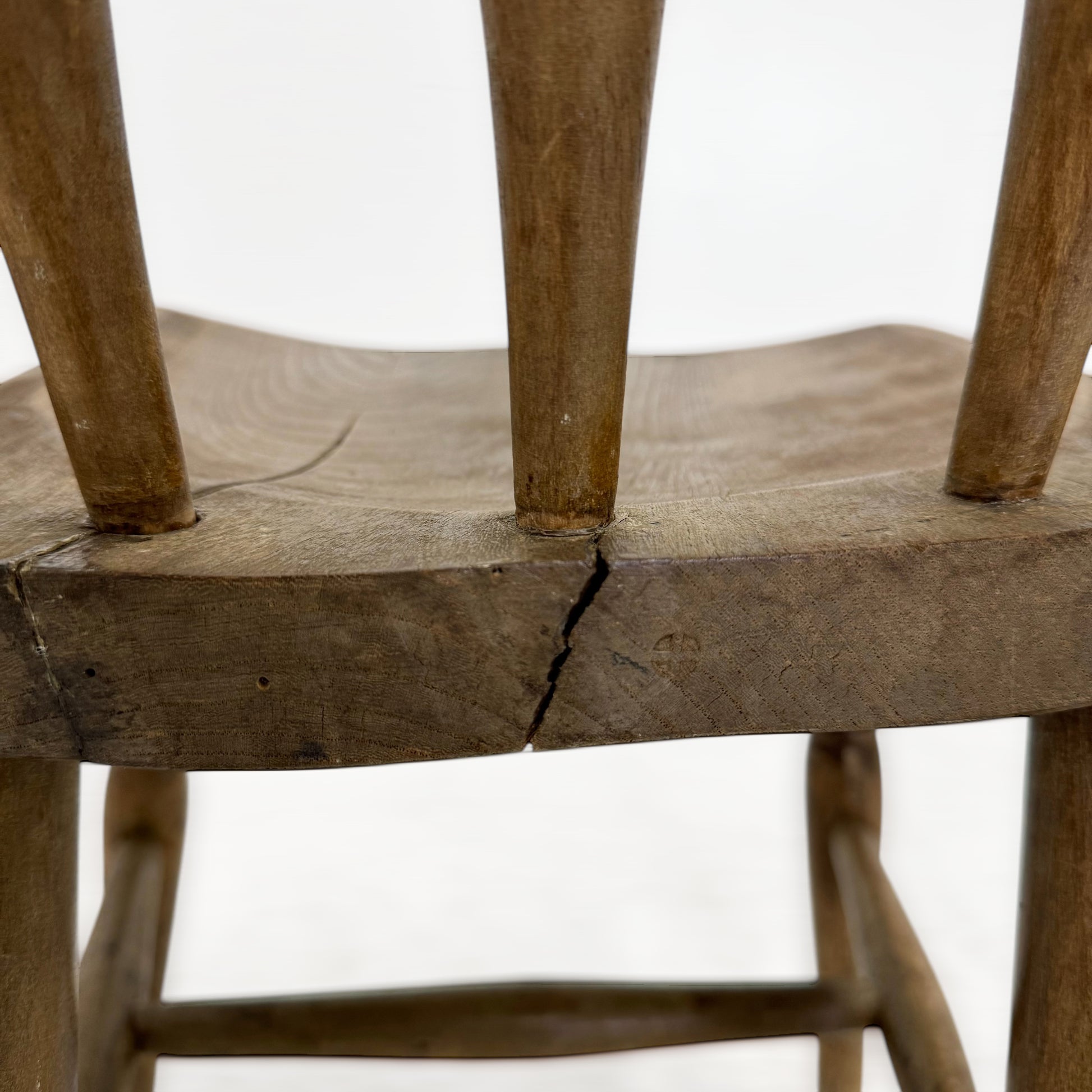 座面後ひび割れ有り