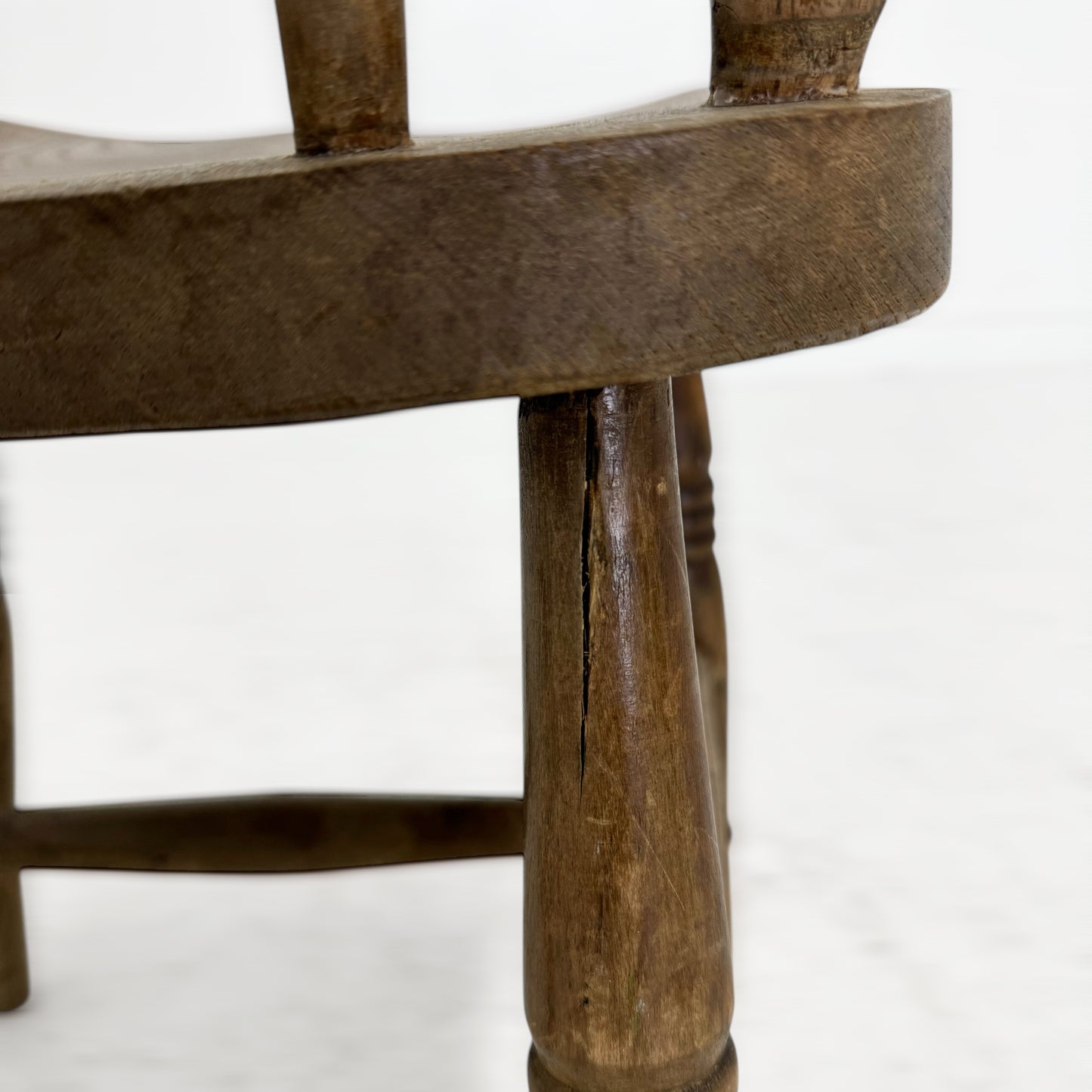 右後脚ひび割れ有り