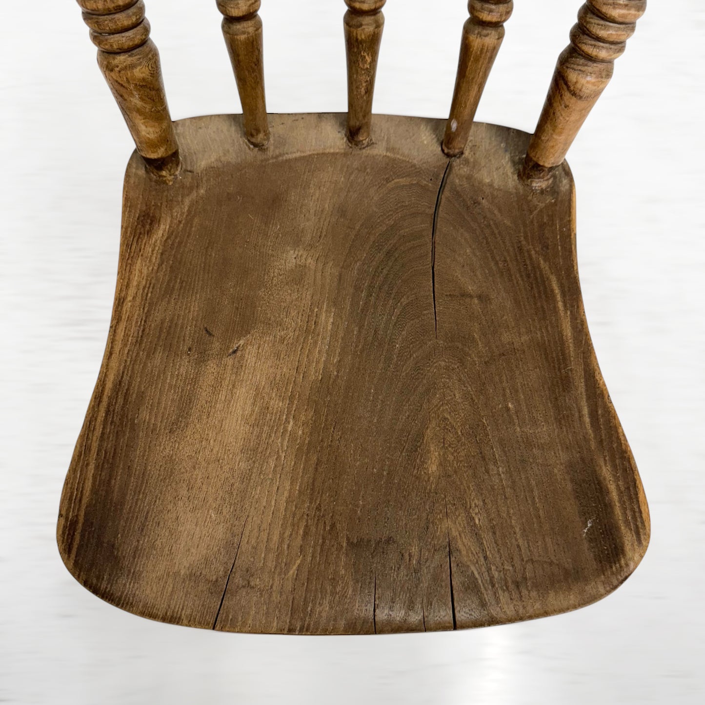 座面右側ひび割れ有り