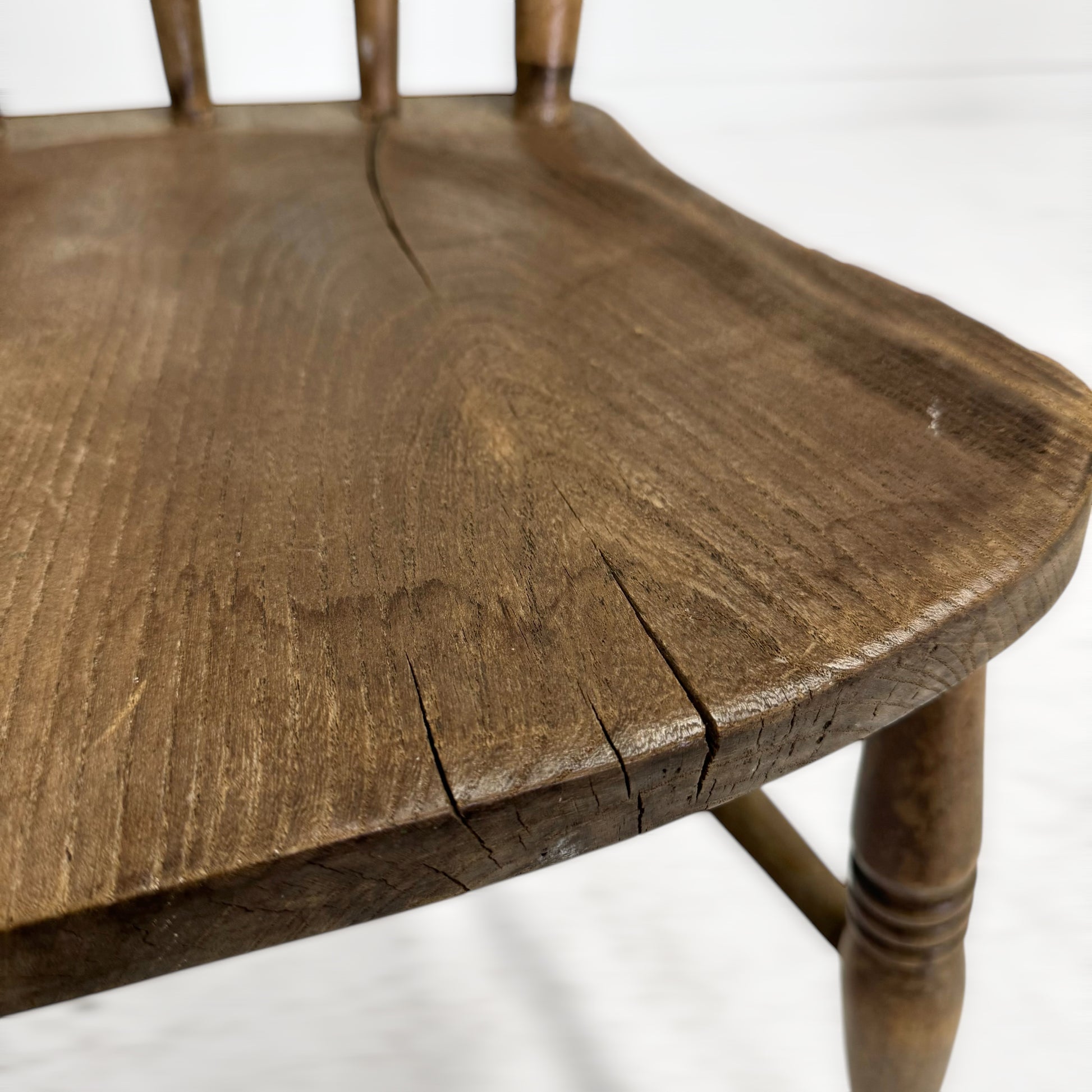 座面右側ひび割れ有り