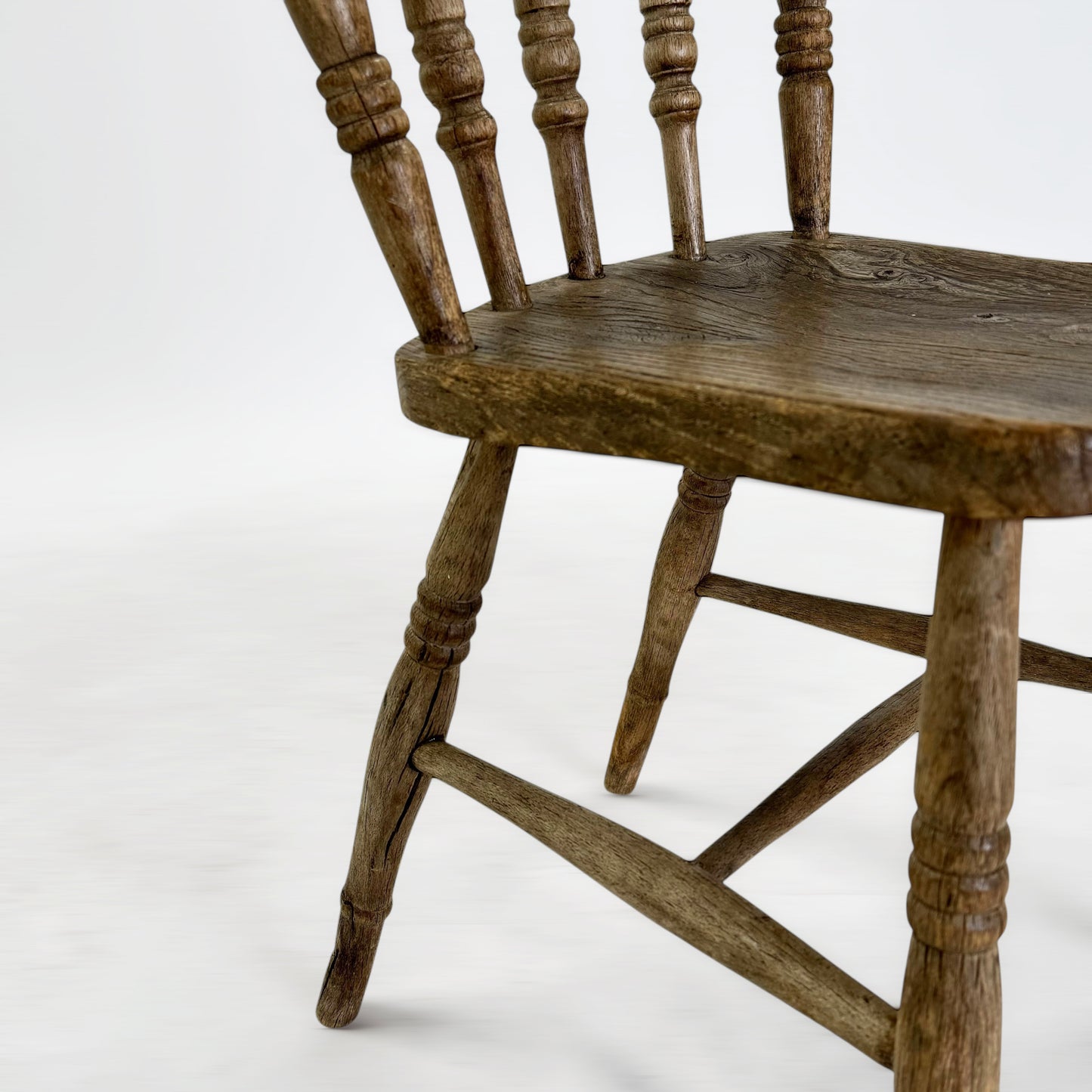 スピンドルバックチェア