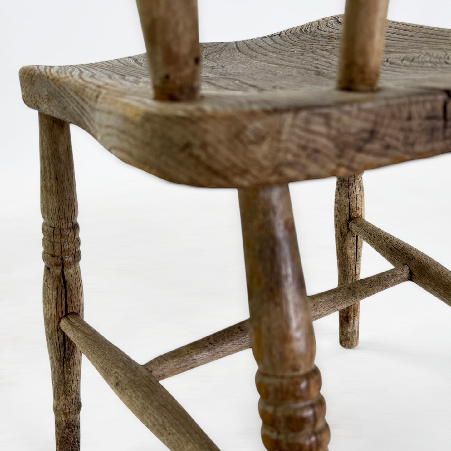 スピンドルバックチェア