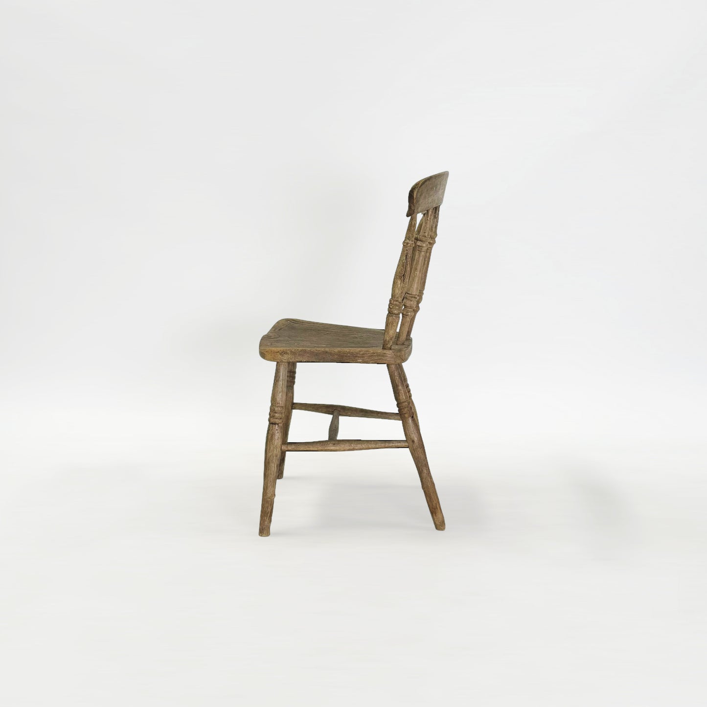 スピンドルバックチェア