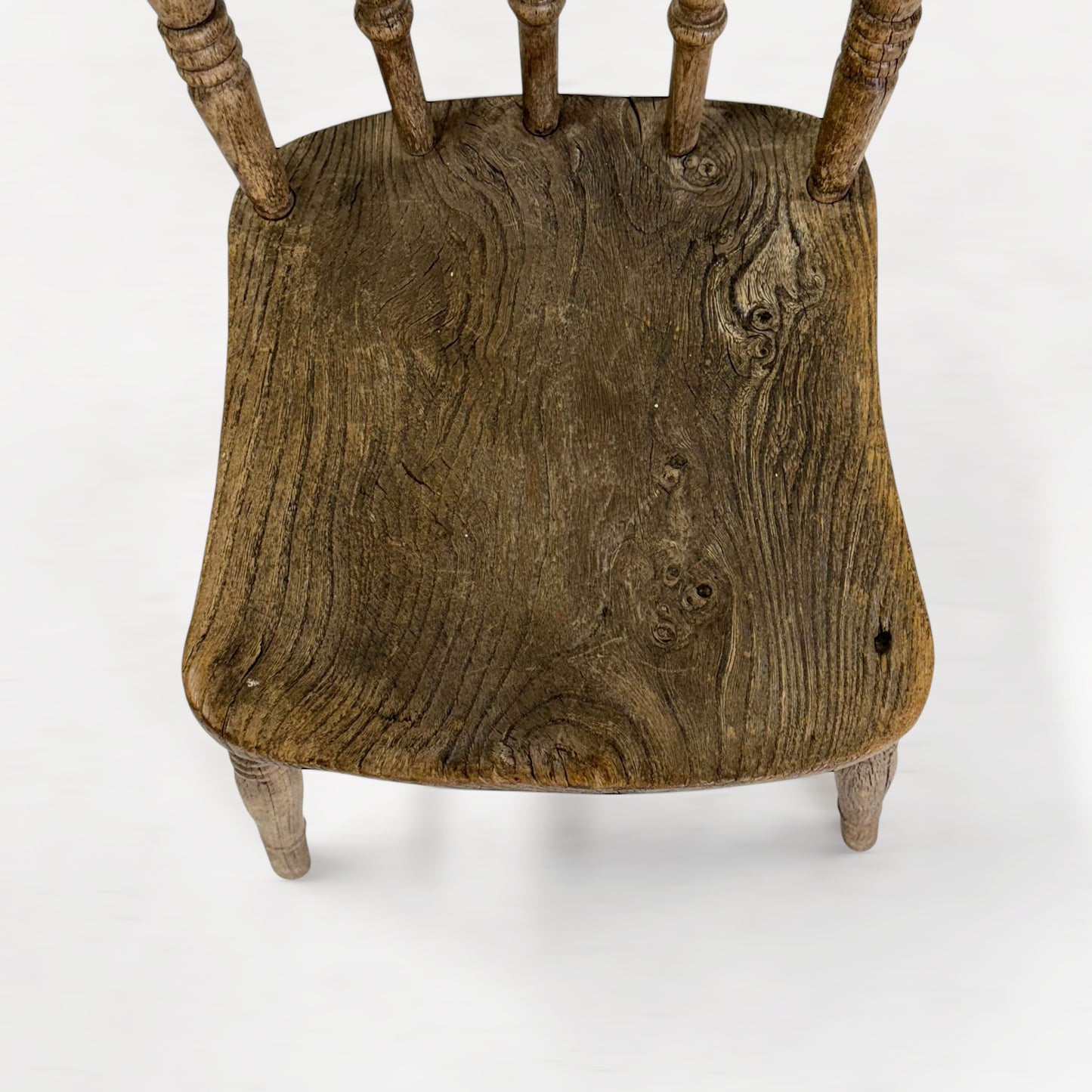 スピンドルバックチェア