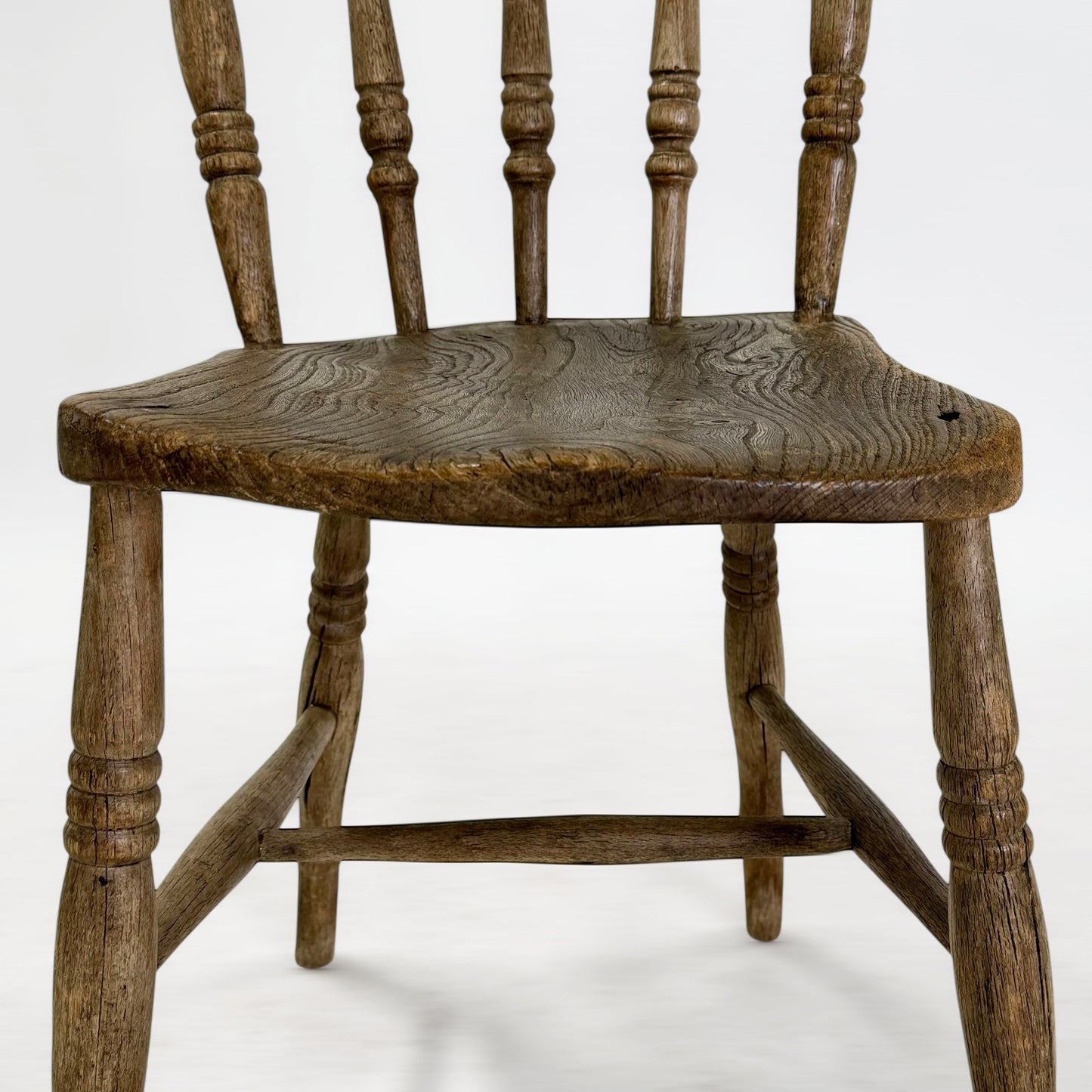 スピンドルバックチェア