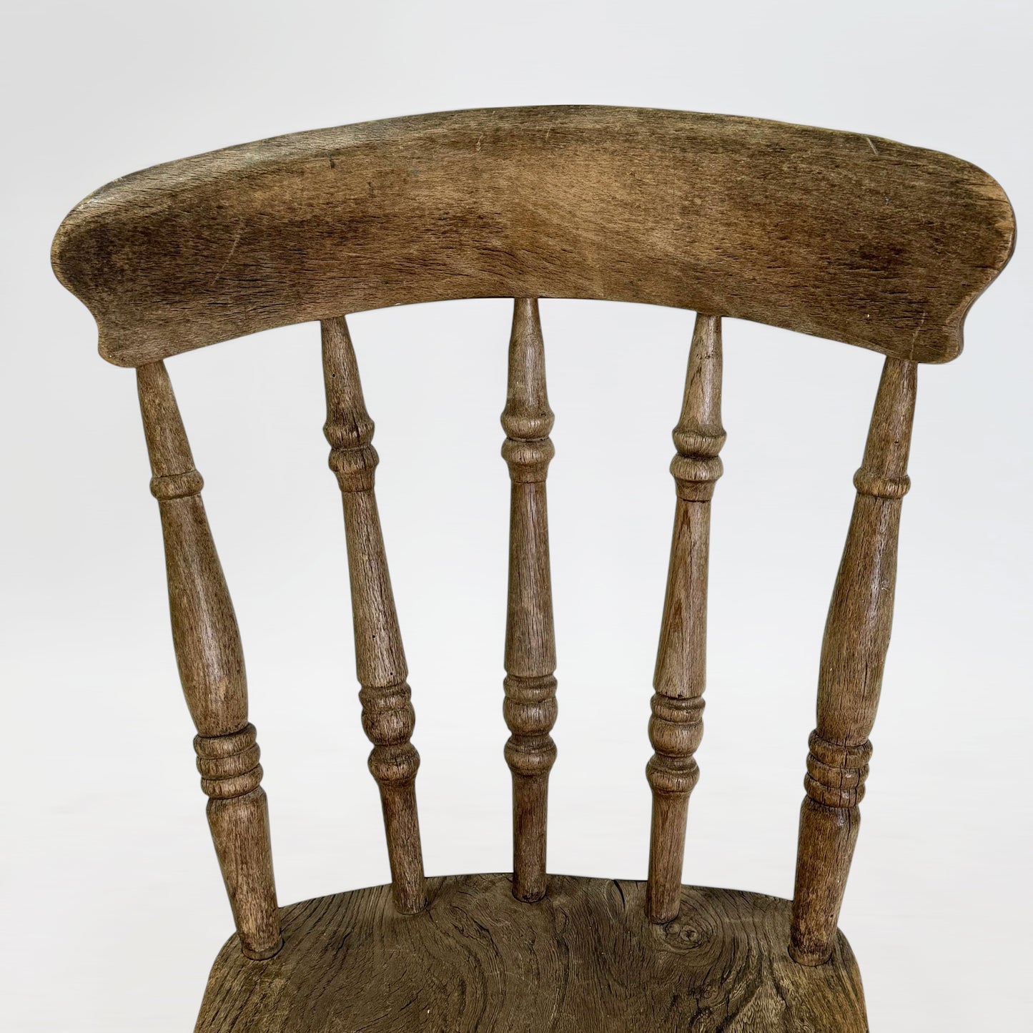 スピンドルバックチェア