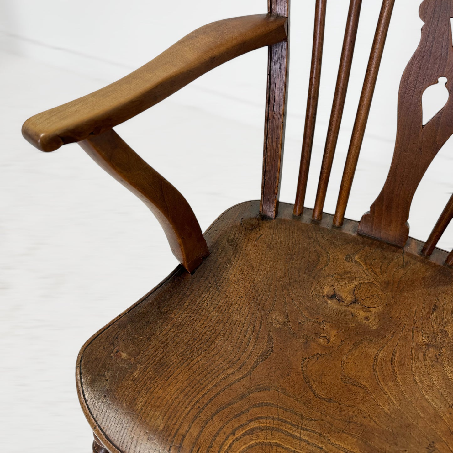 ホイールバック アームチェア