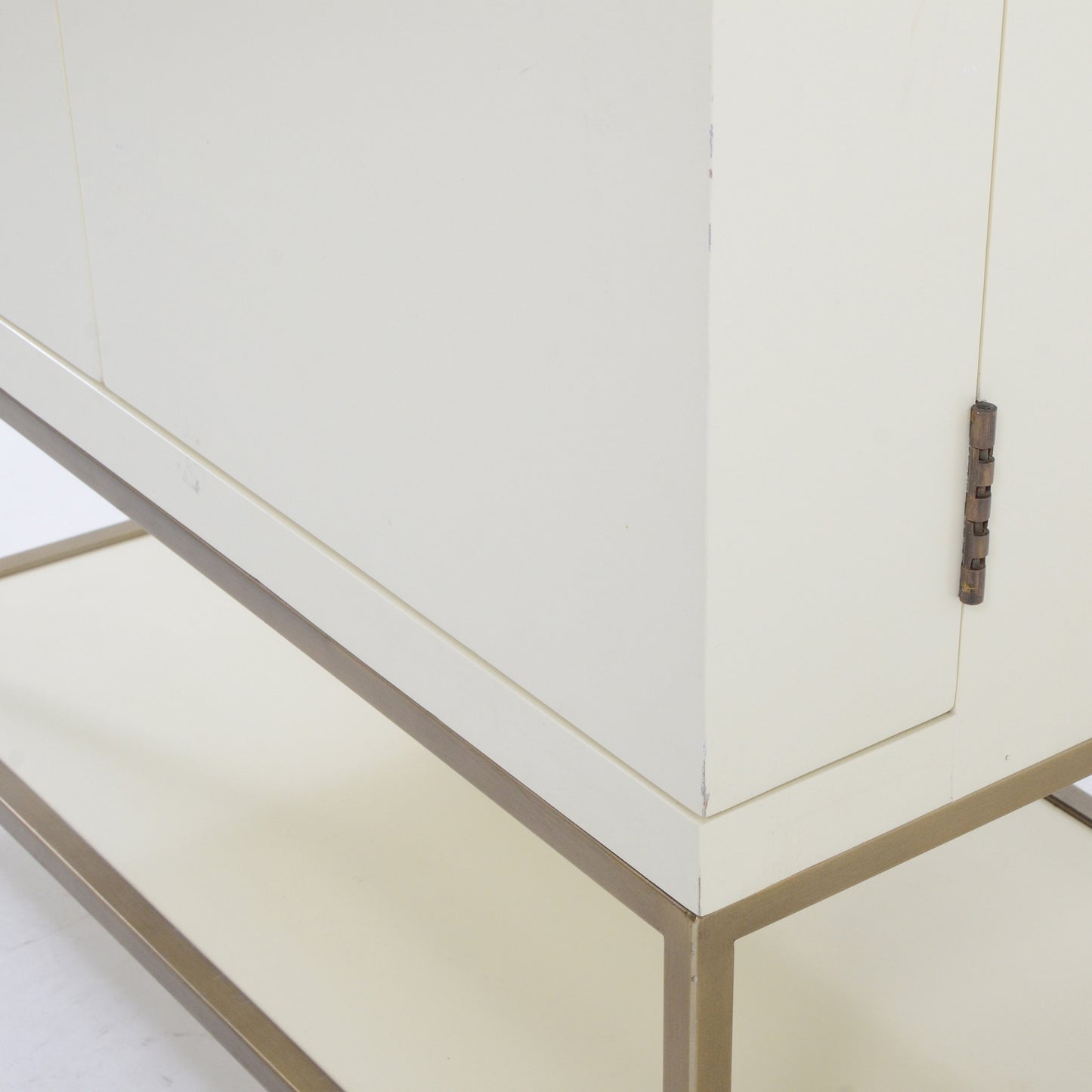 右扉：小さな傷や凹みがございます