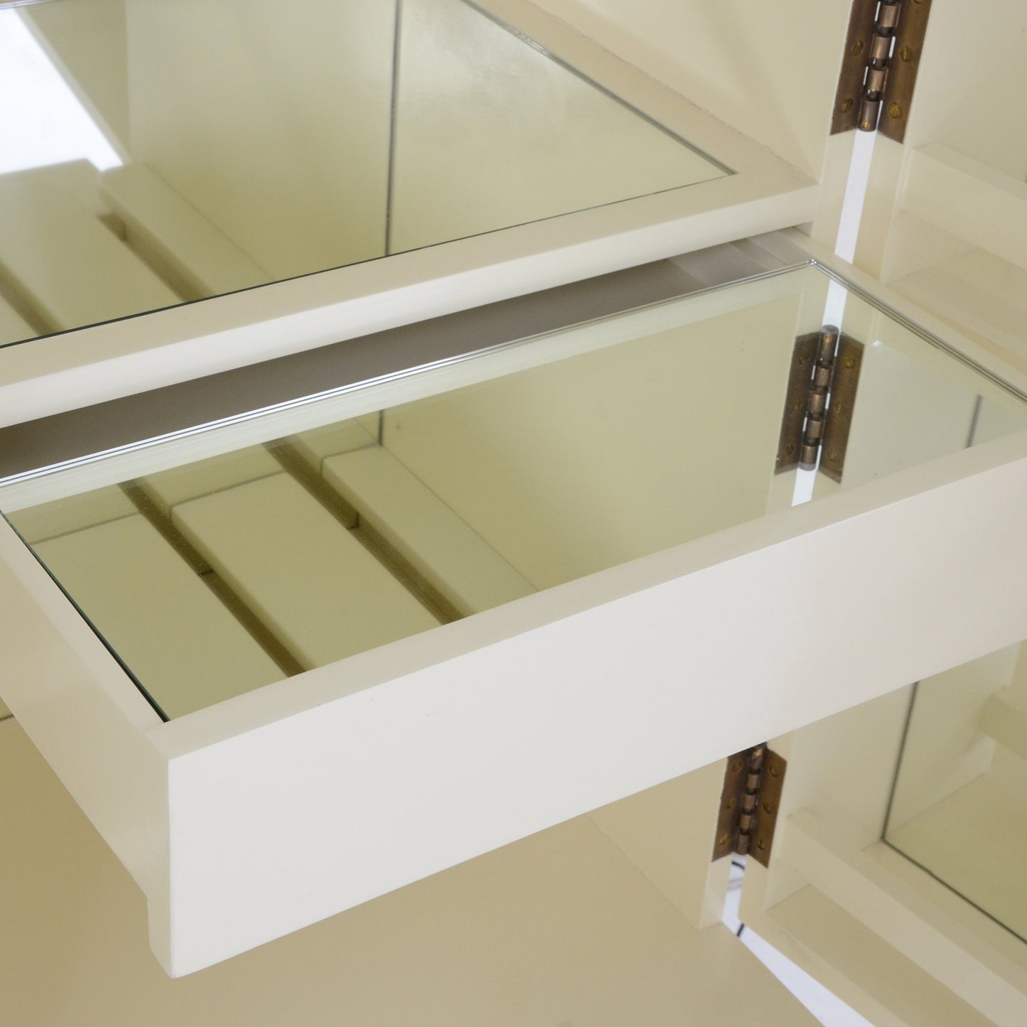 ディッシュチェスト