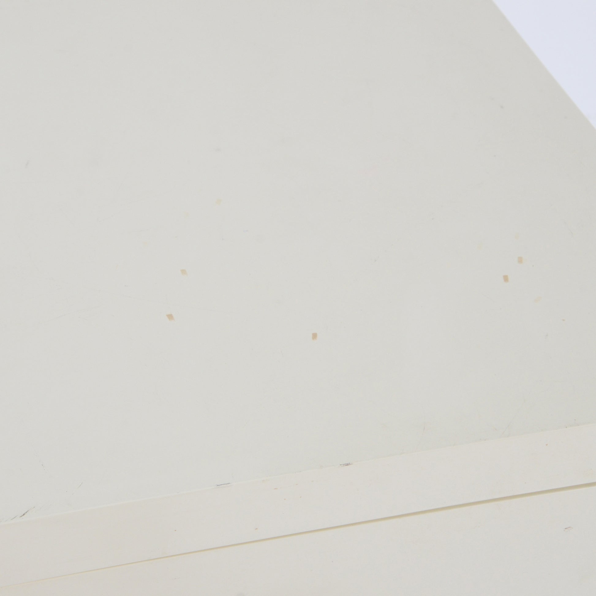 天面：細かい小さな汚れ箇所がございます