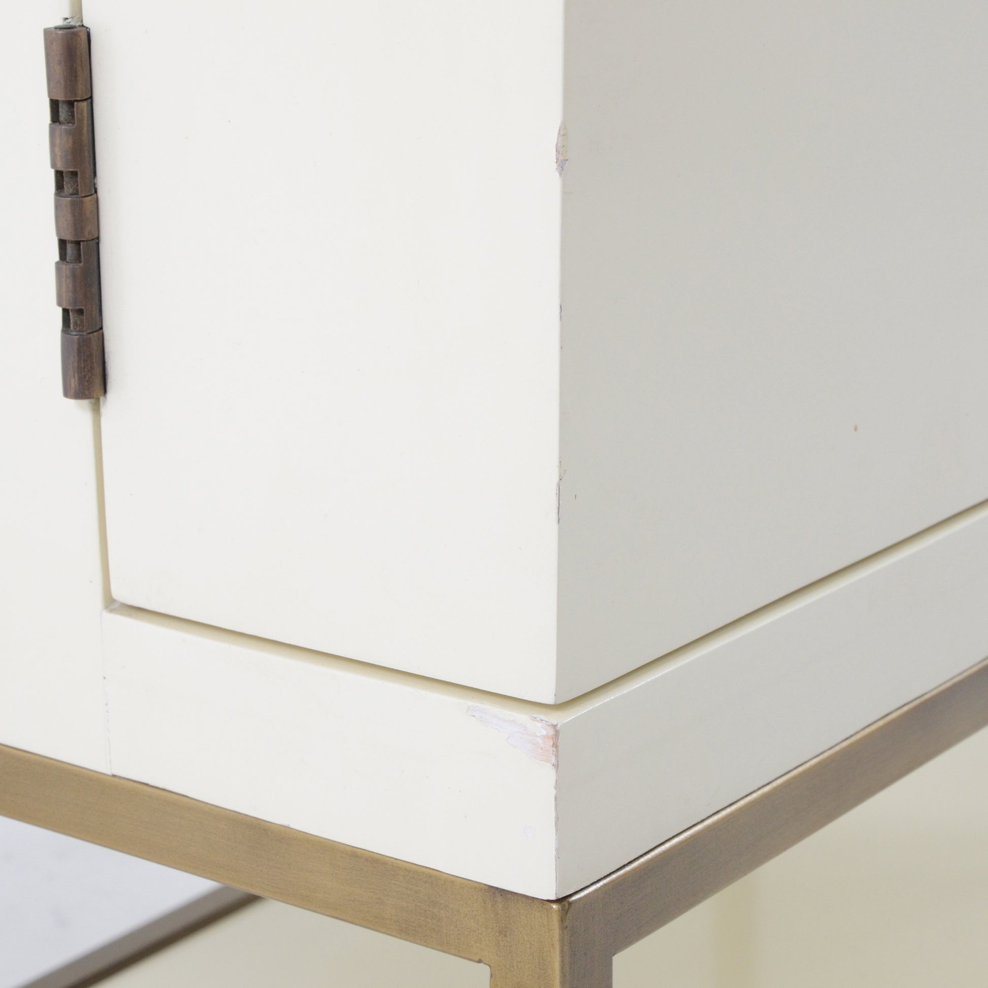 左扉：小さな傷や凹みがございます