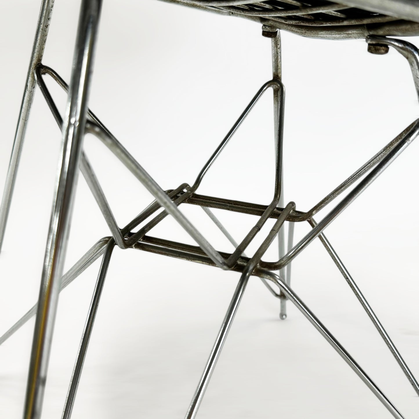 イームズ ワイヤーメッシュチェア ビキニ (DKR2)