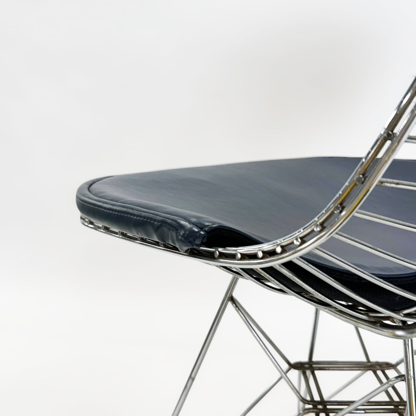 イームズ ワイヤーメッシュチェア ビキニ (DKR2)