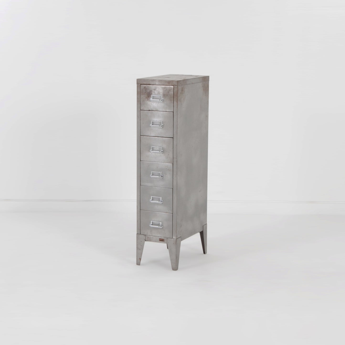 メタルキャビネット