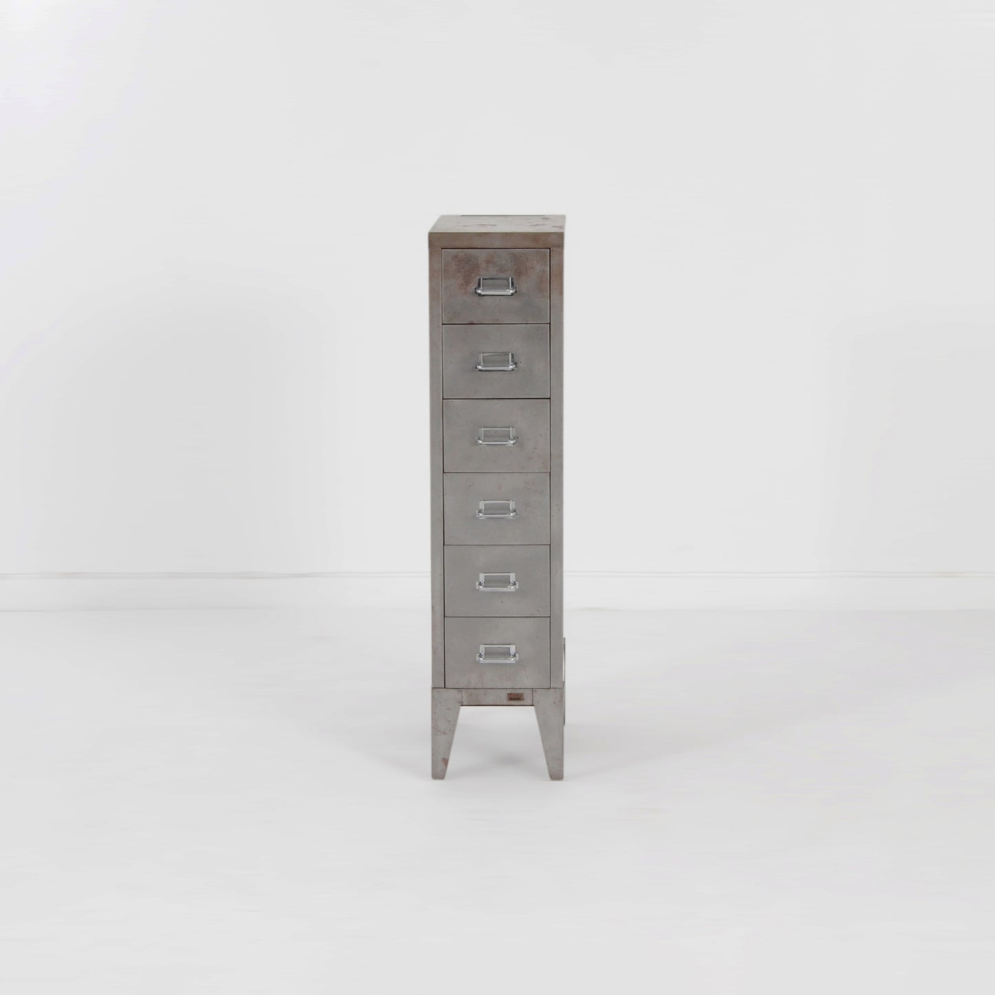 メタルキャビネット