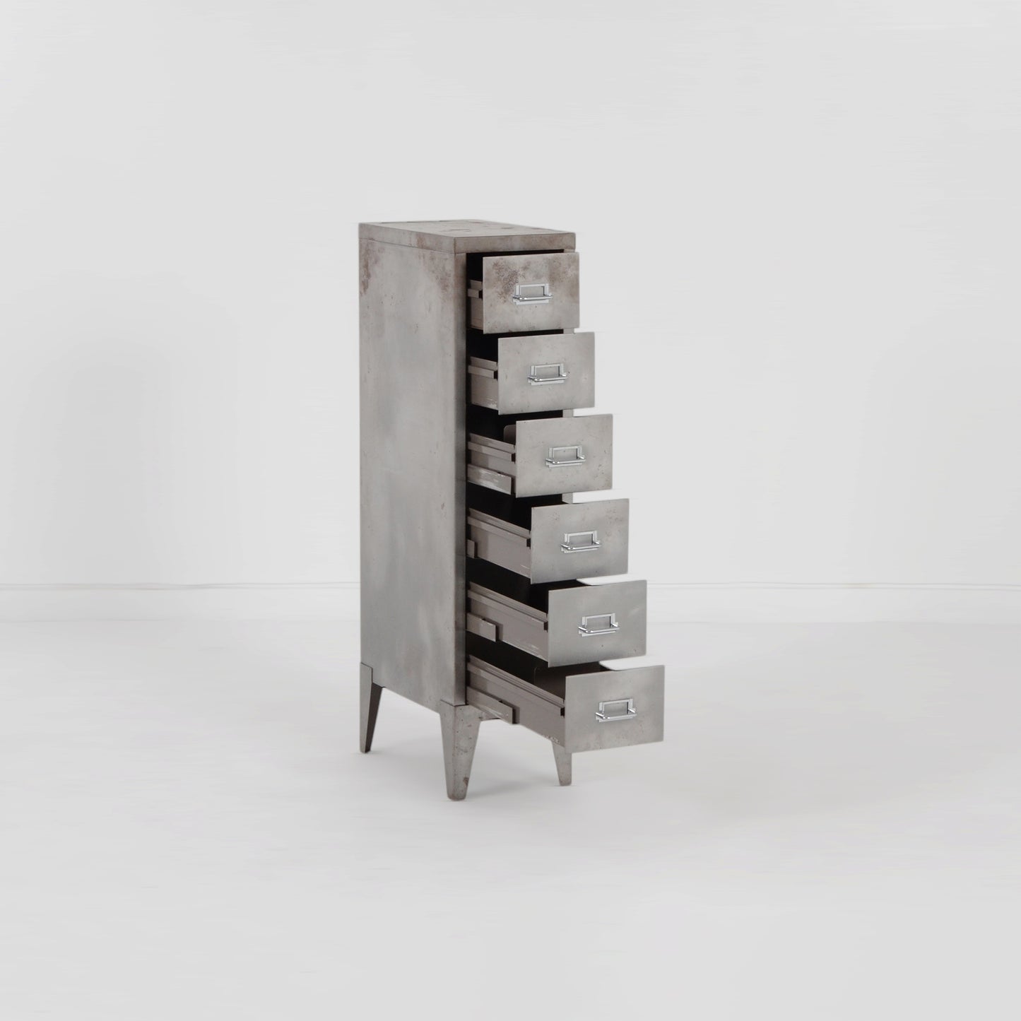 メタルキャビネット