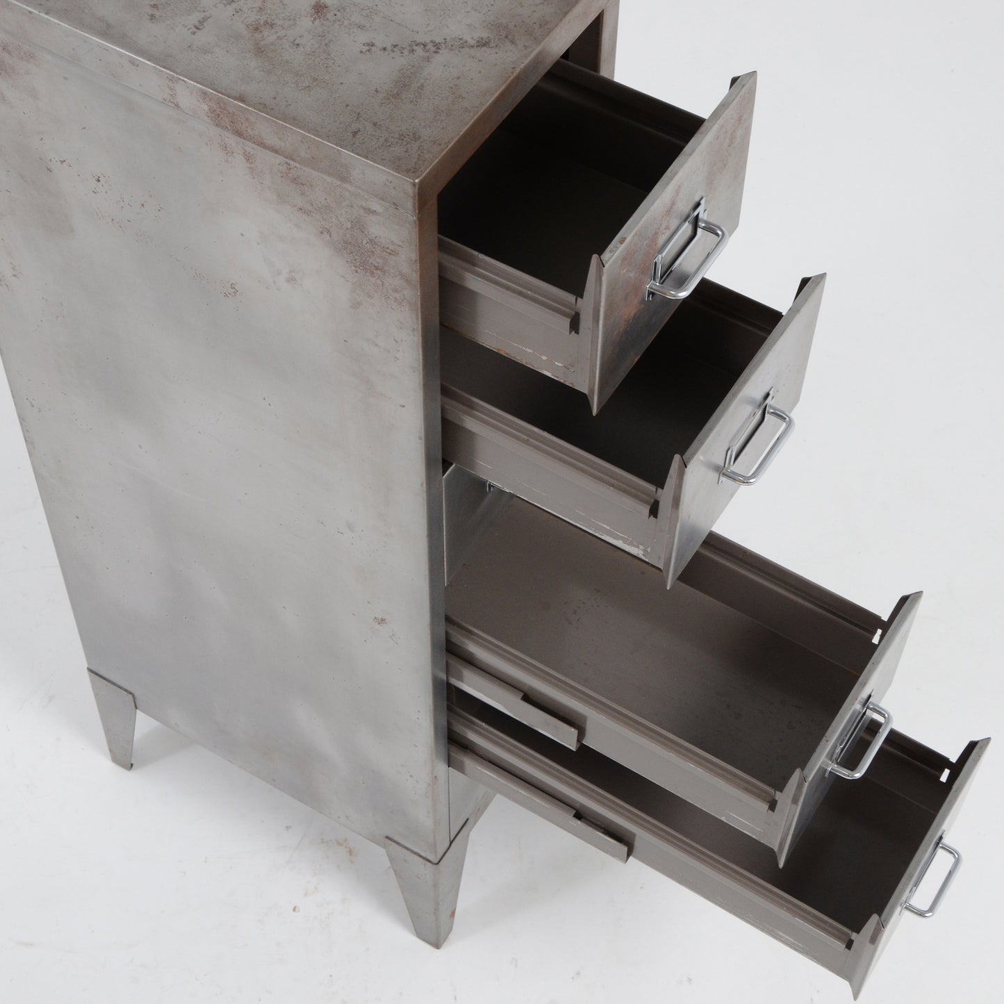 メタルキャビネット