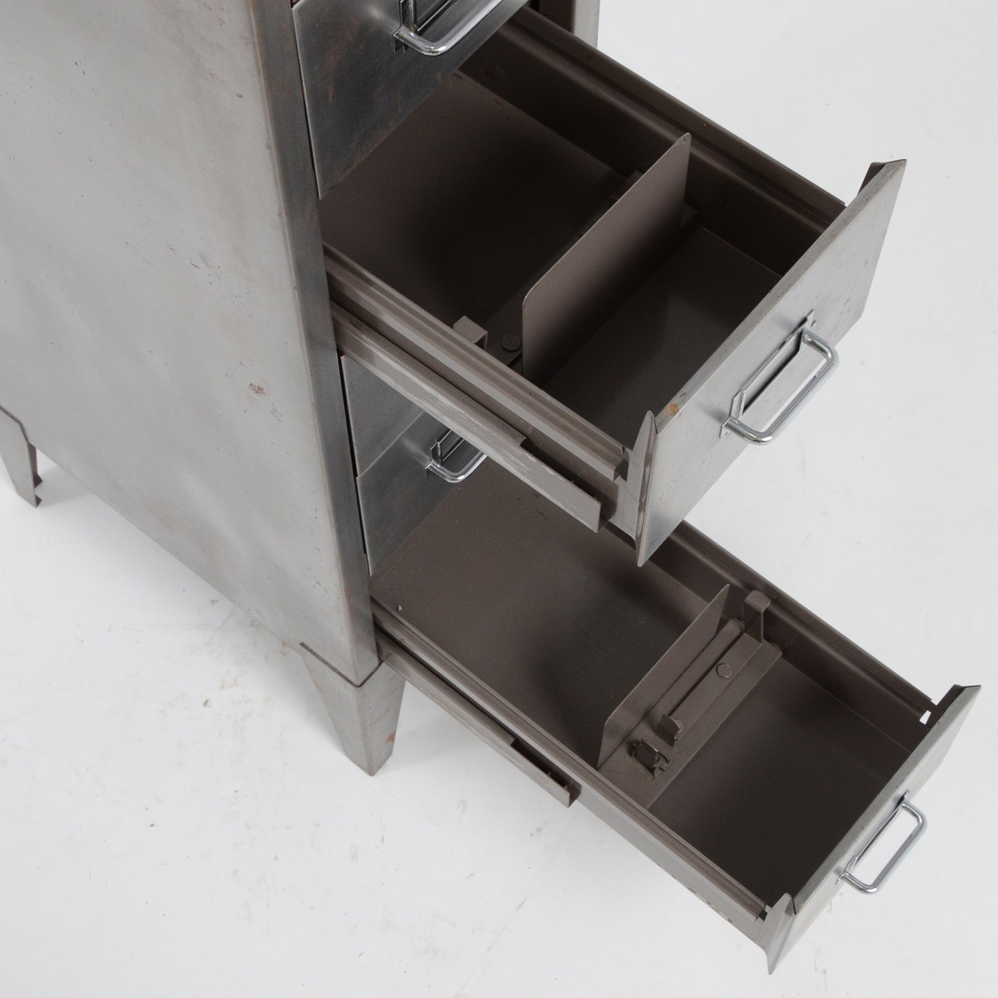 メタルキャビネット