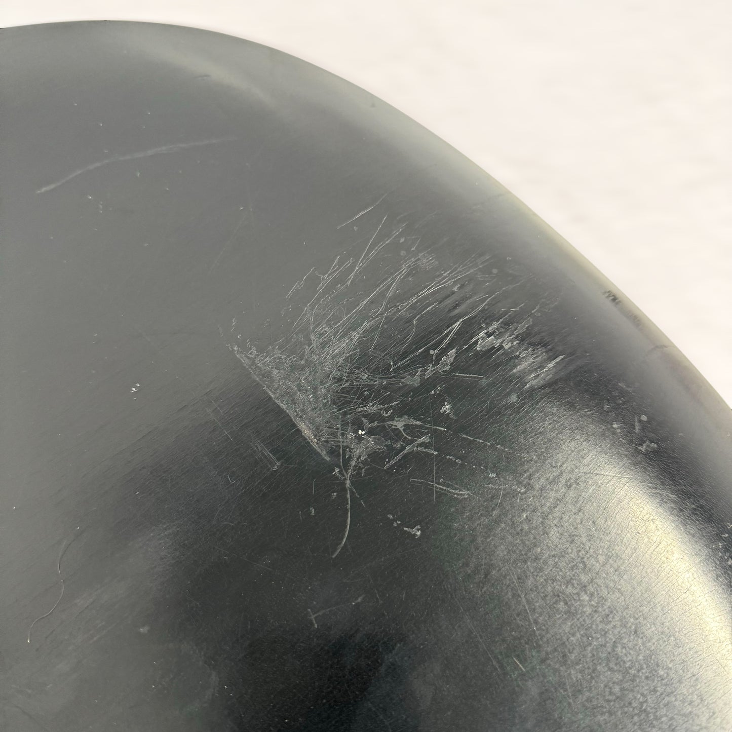 座面中央：傷がございます