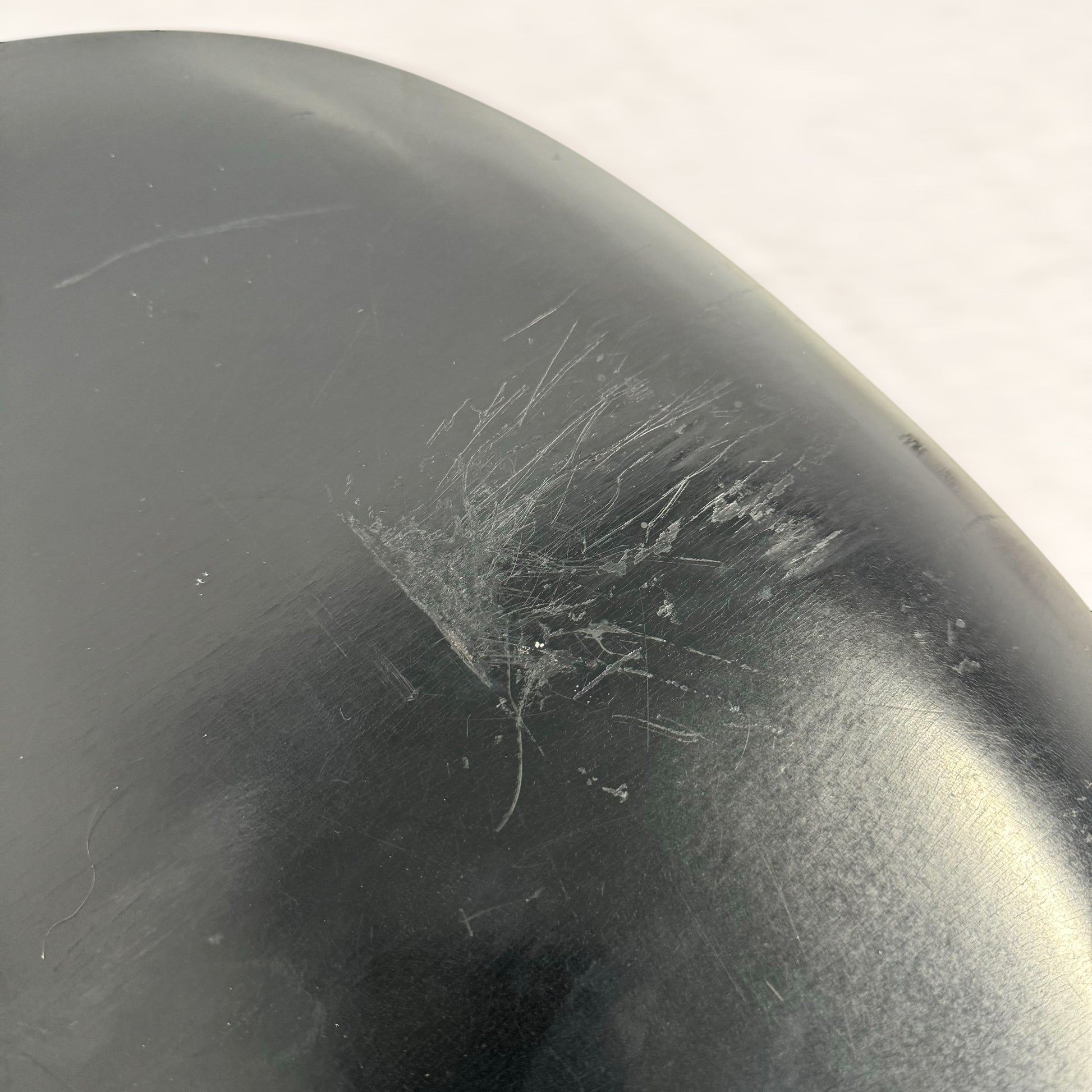 座面中央：傷がございます