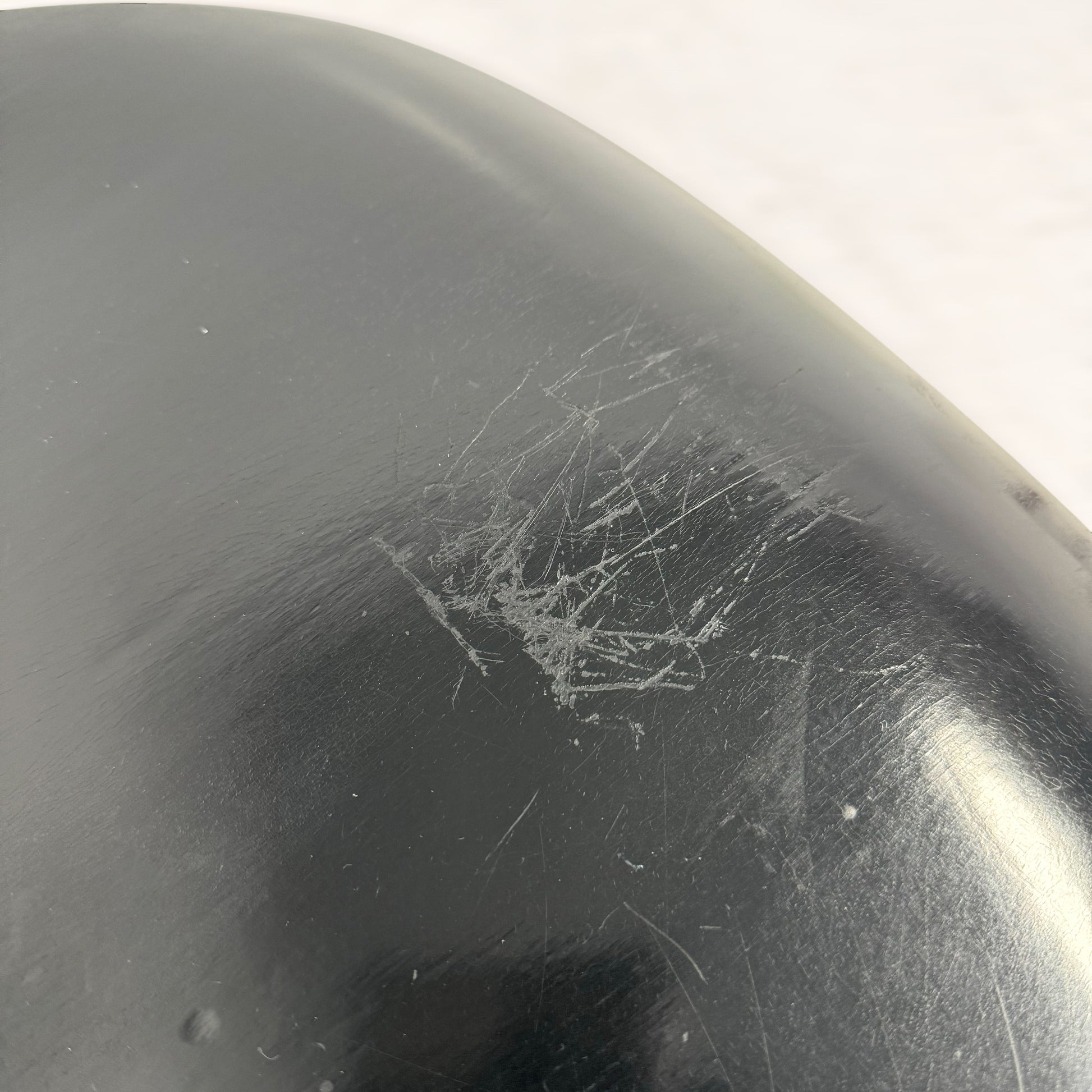 座面中央：傷がございます